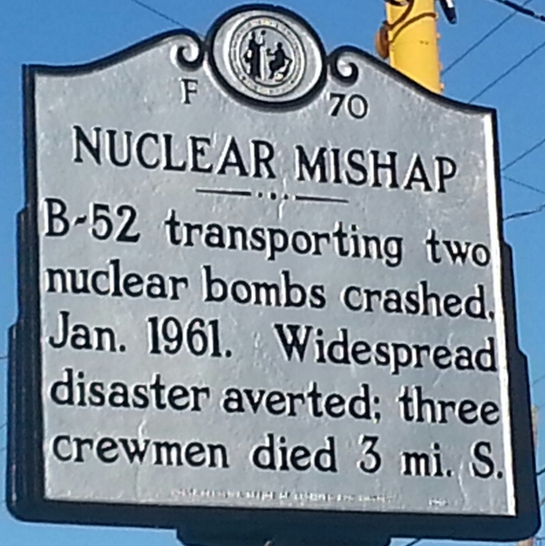 Historická cedule s nápisem Nuclear Mishap ve městě Eureka v Severní Karolíně, připomínající nehodu z roku 1961