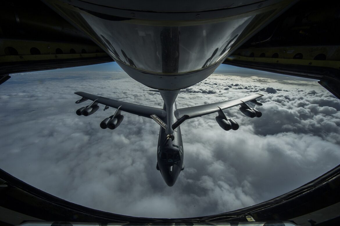 Bombardér B-52 Stratofortress při doplňování paliva za letu nad oblačností, pohled z tankovacího letounu