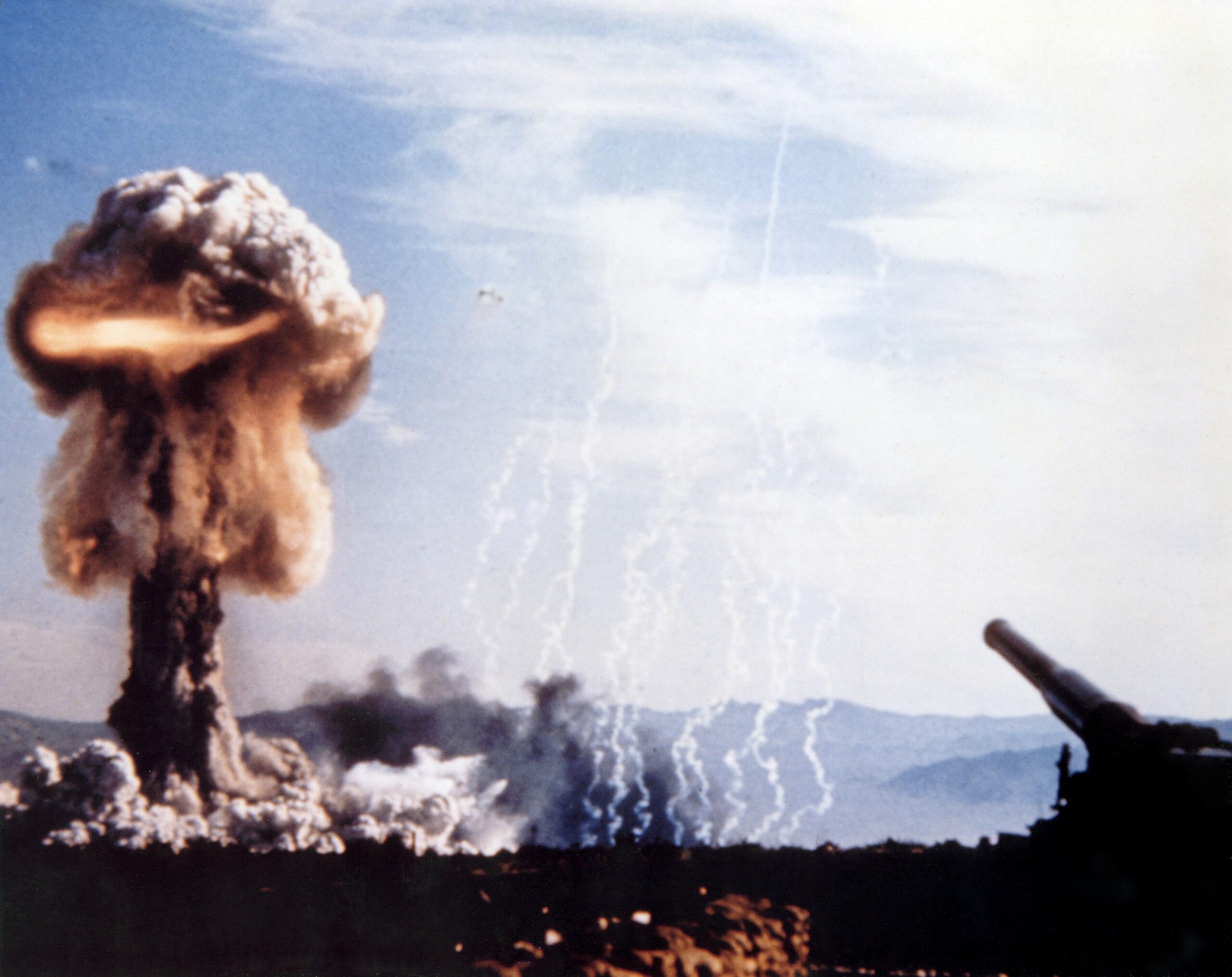 Ohnivá koule a atomový hřib jaderného dělostřeleckého granátu W9 o síle 15 kilotun