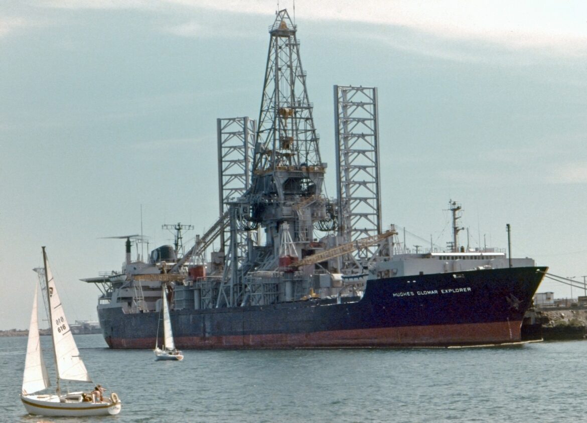 Obří výzkumná a těžební loď Hughes Glomar Explorer zakotvená v přístavu Long Beach.