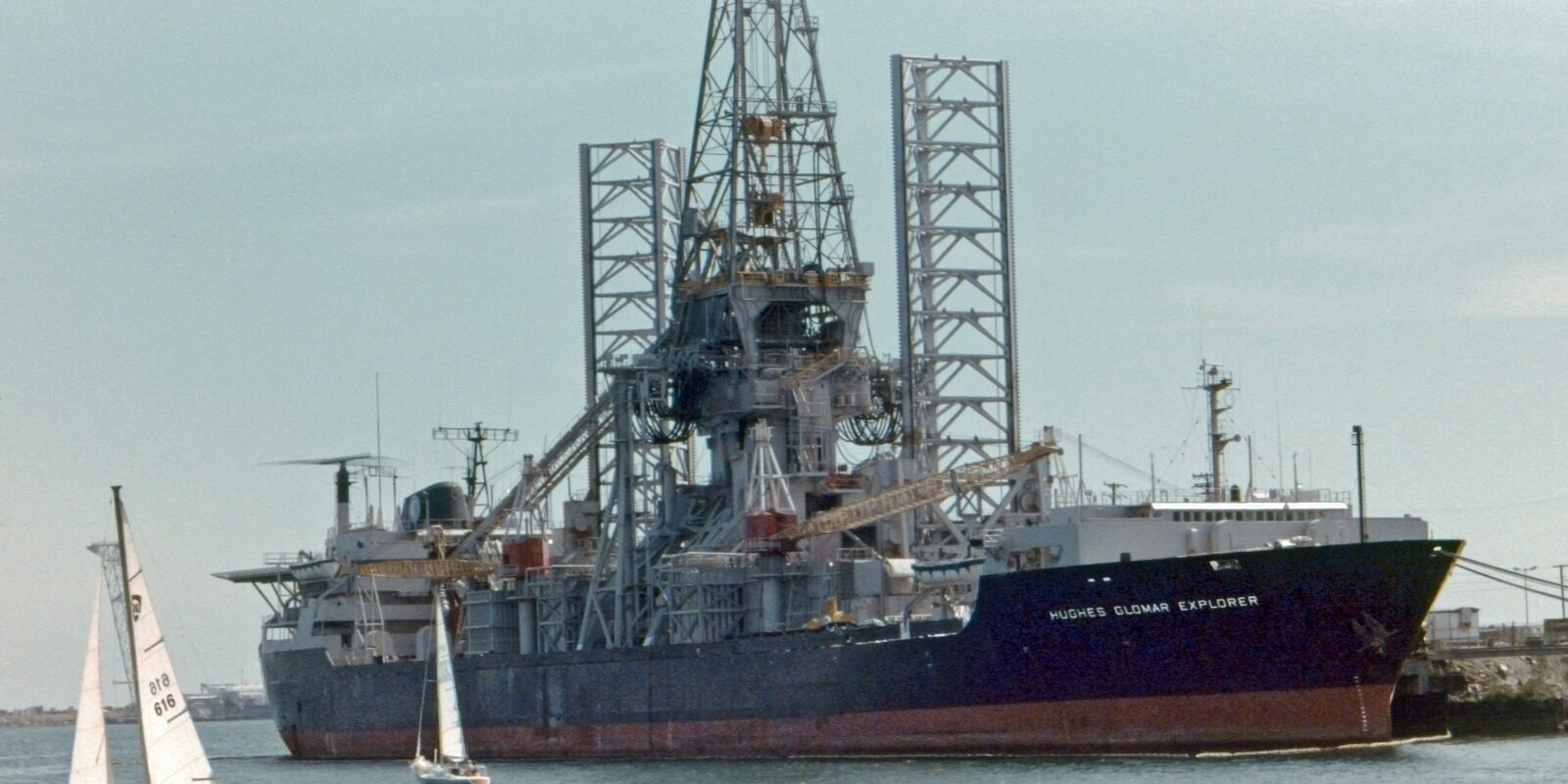 Obří výzkumná a těžební loď Hughes Glomar Explorer zakotvená v přístavu Long Beach.