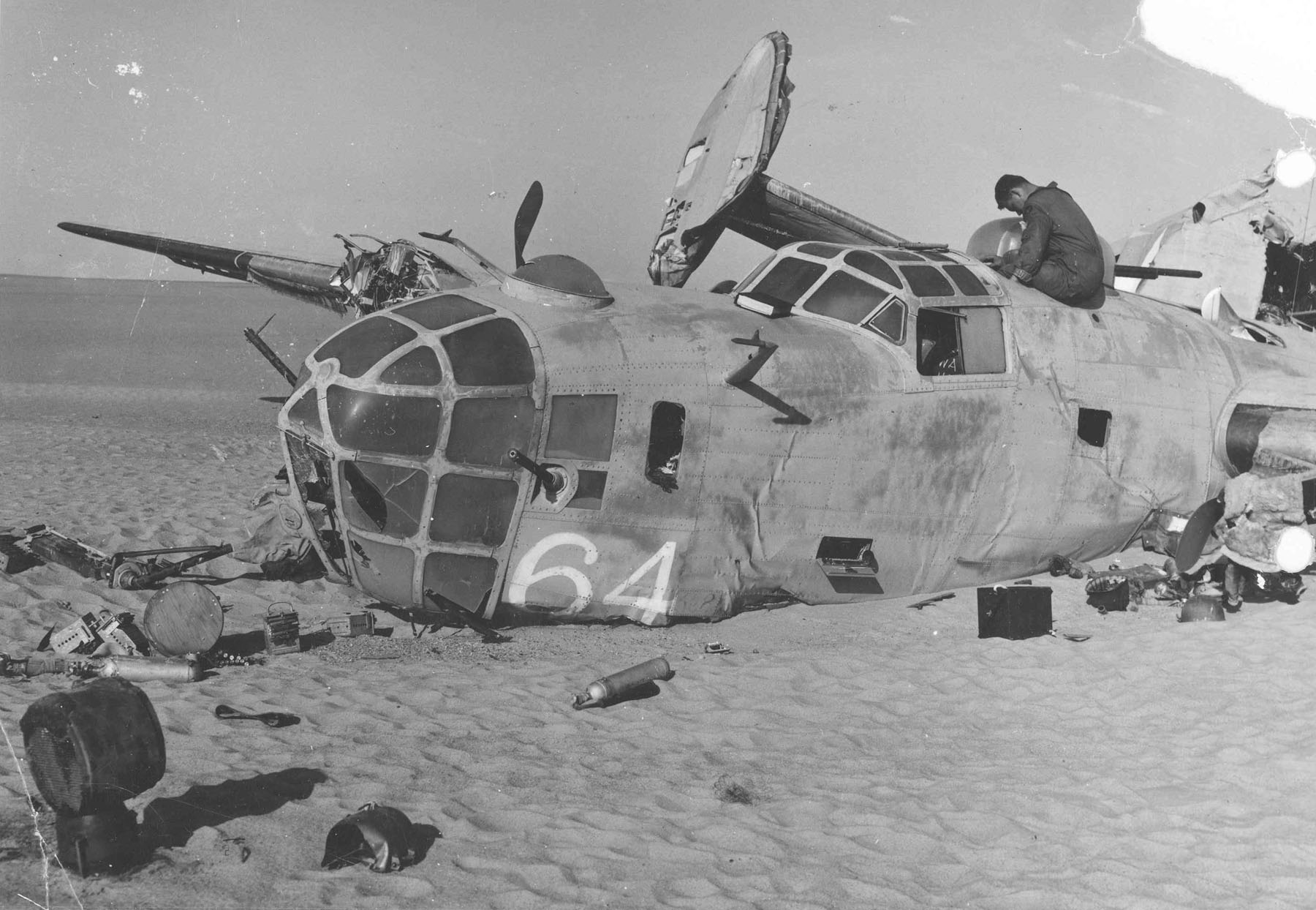 Detailní pohled na kabinu a přední část trupu bombardéru B-24D Liberator Lady Be Good v pouštním písku
