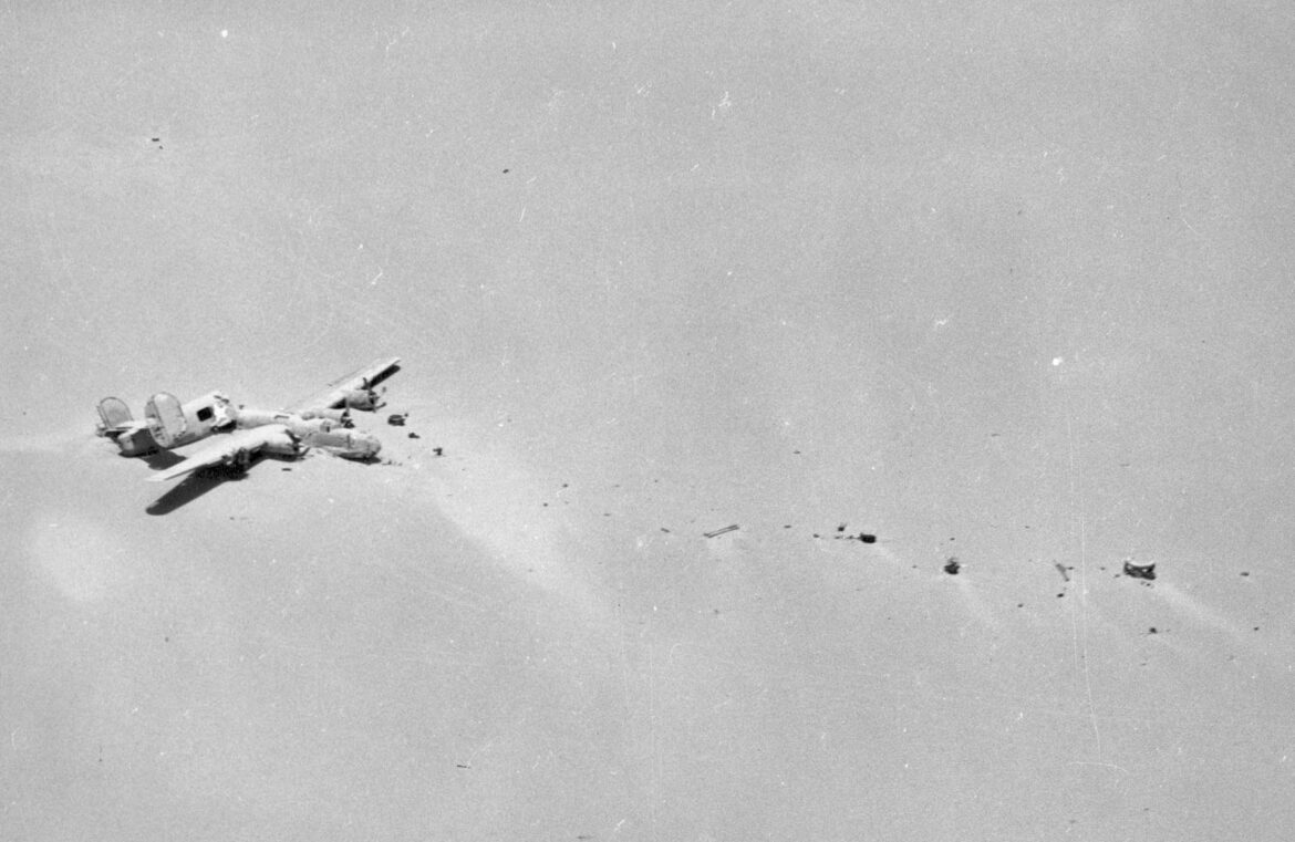 Vrak amerického bombardéru B-24D Liberator Lady Be Good na štěrkové pláni libyjské pouště po objevení geology