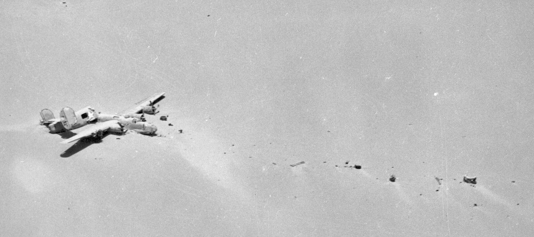 Vrak amerického bombardéru B-24D Liberator Lady Be Good na štěrkové pláni libyjské pouště po objevení geology