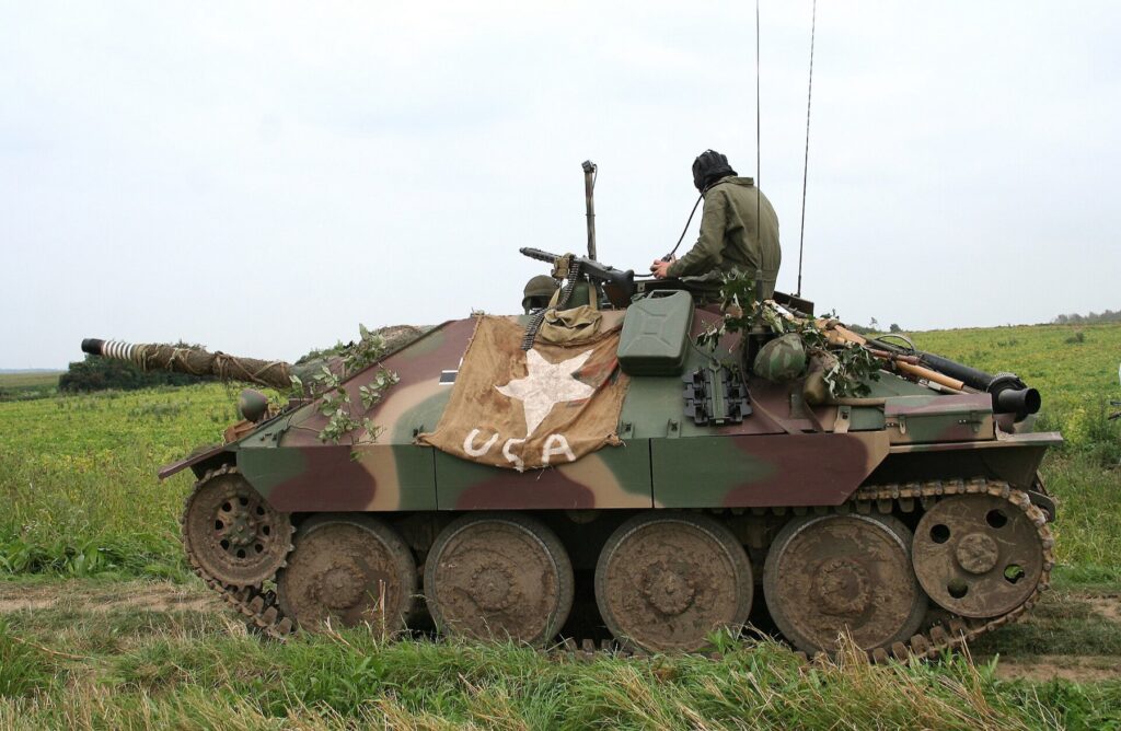 Stíhač tanků Jagdpanzer 38(t) Hetzer na podvozku tanku 38(t), boční pohled v terénu