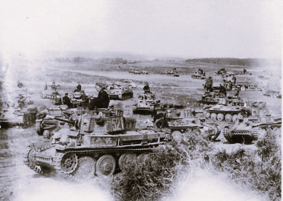 Kolona tanků Panzer 38(t) 7. tankové divize wehrmachtu na začátku tažení proti Sovětskému svazu v roce 1941