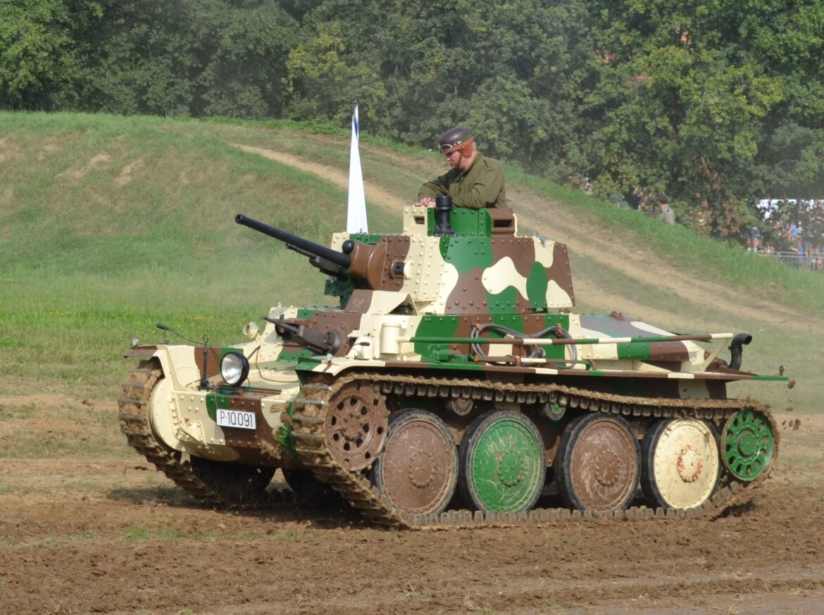 Lehký tank LT vz. 38 v československém maskování při jízdní ukázce ve Vojenském technickém muzeu v Lešanech, pohled z boku