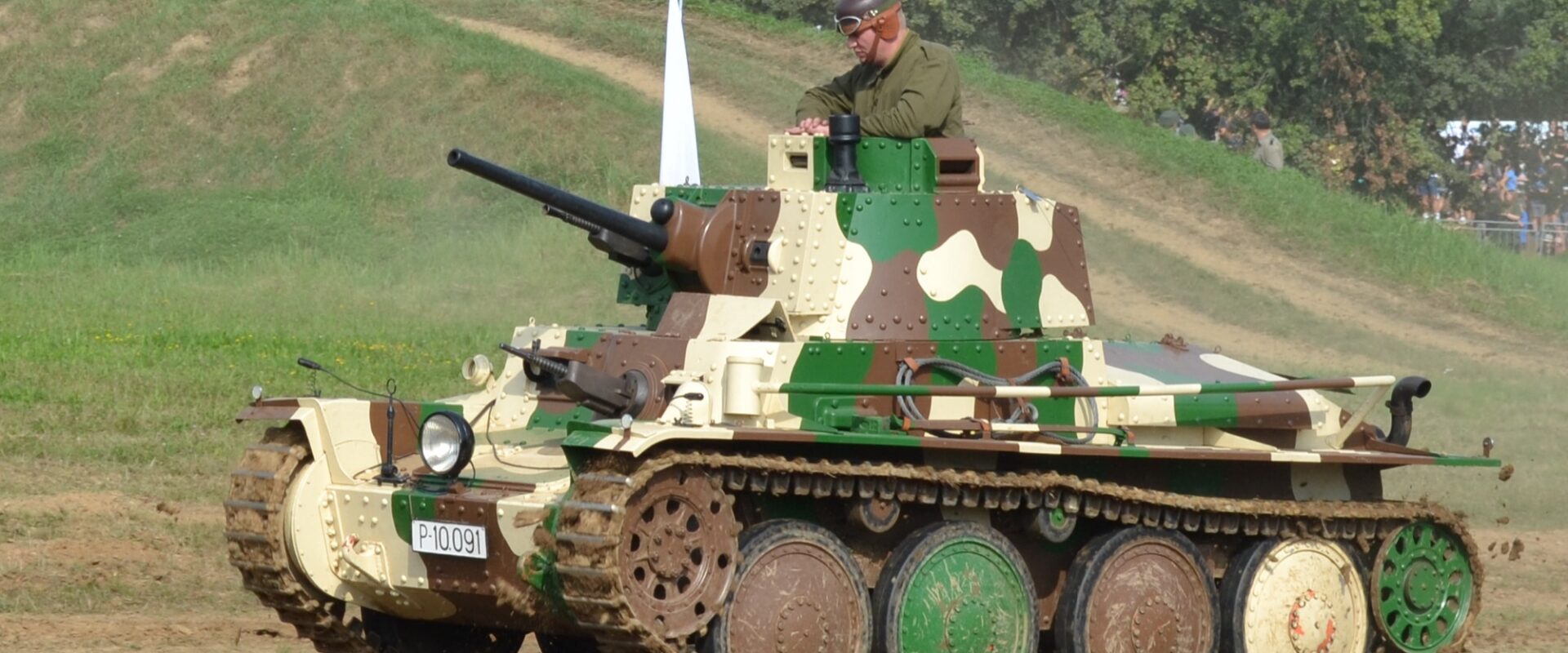 Lehký tank LT vz. 38 v československém maskování při jízdní ukázce ve Vojenském technickém muzeu v Lešanech, pohled z boku