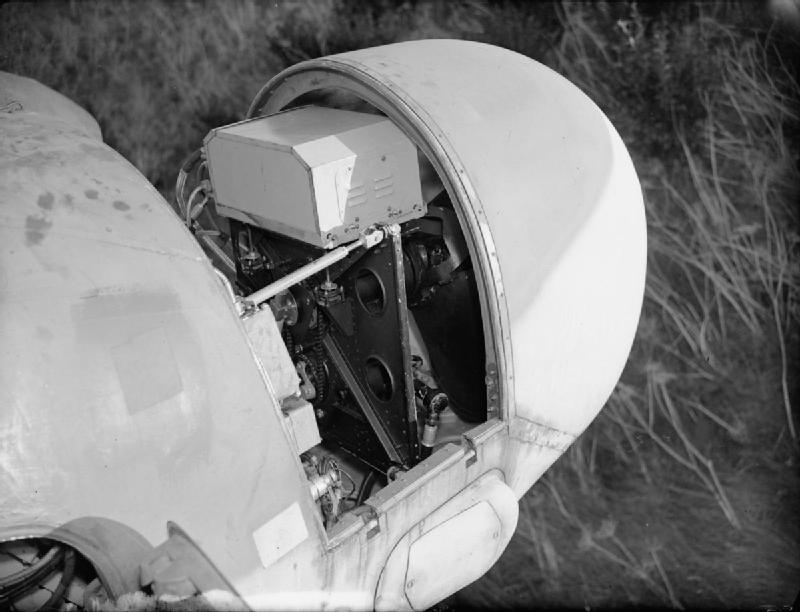 Palubní radar AI Mark VIIIB v otevřené přídi nočního stíhače De Havilland Mosquito NF.XIII, dobová fotografie