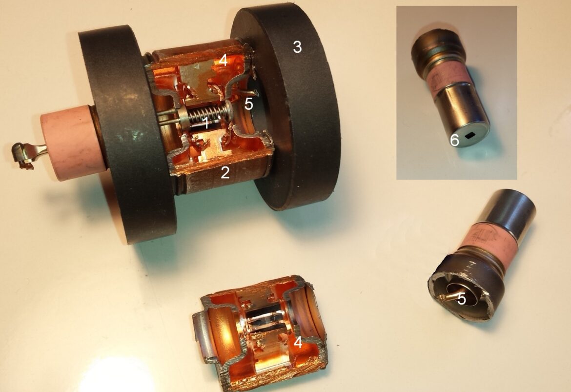 Rozebraný vícedutinový magnetron s viditelnými dutinovými rezonátory, měděnou anodou a permanentními magnety
