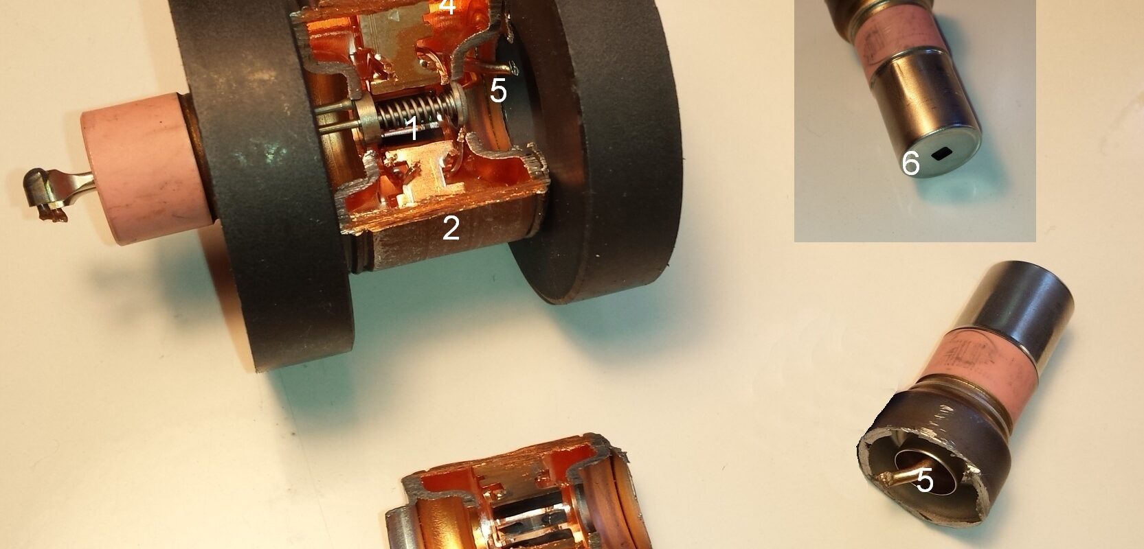Rozebraný vícedutinový magnetron s viditelnými dutinovými rezonátory, měděnou anodou a permanentními magnety