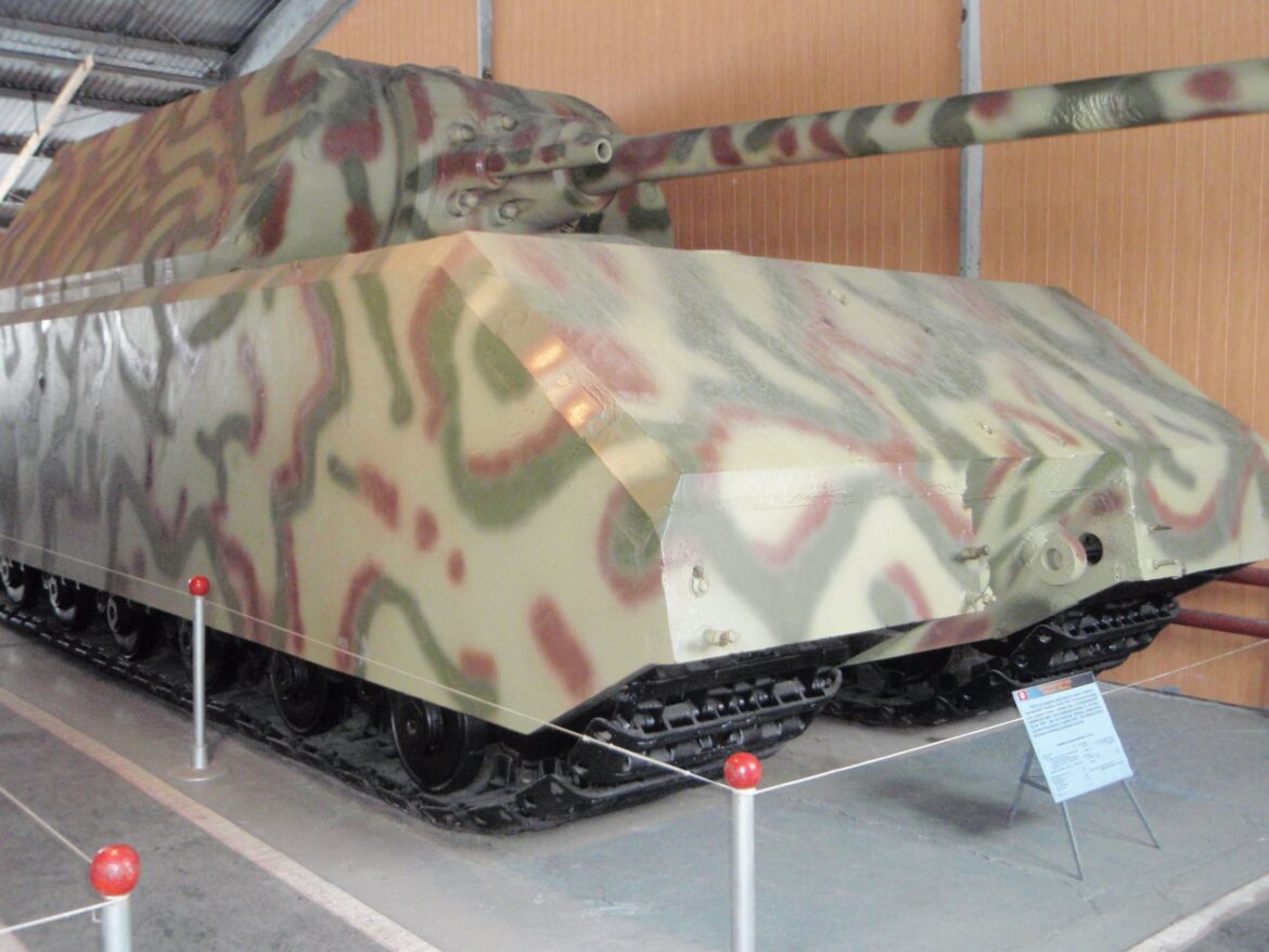 Supertěžký tank Maus, boční pohled na jediný dochovaný exemplář v tankovém muzeu v Kubince
