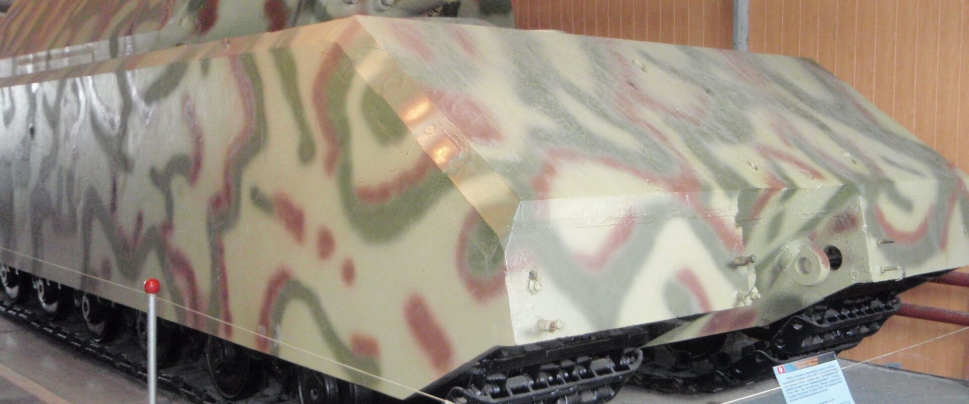 Supertěžký tank Maus, boční pohled na jediný dochovaný exemplář v tankovém muzeu v Kubince