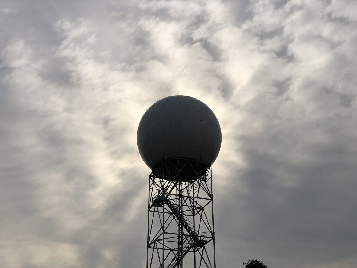 Kopule meteorologického radaru NEXRAD na pozadí bouřkové oblačnosti
