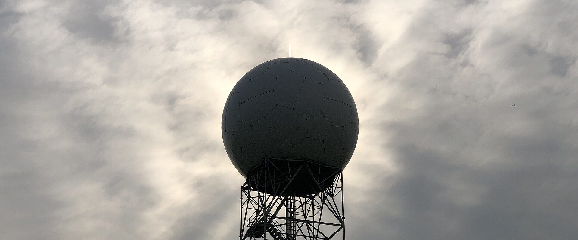 Kopule meteorologického radaru NEXRAD na pozadí bouřkové oblačnosti