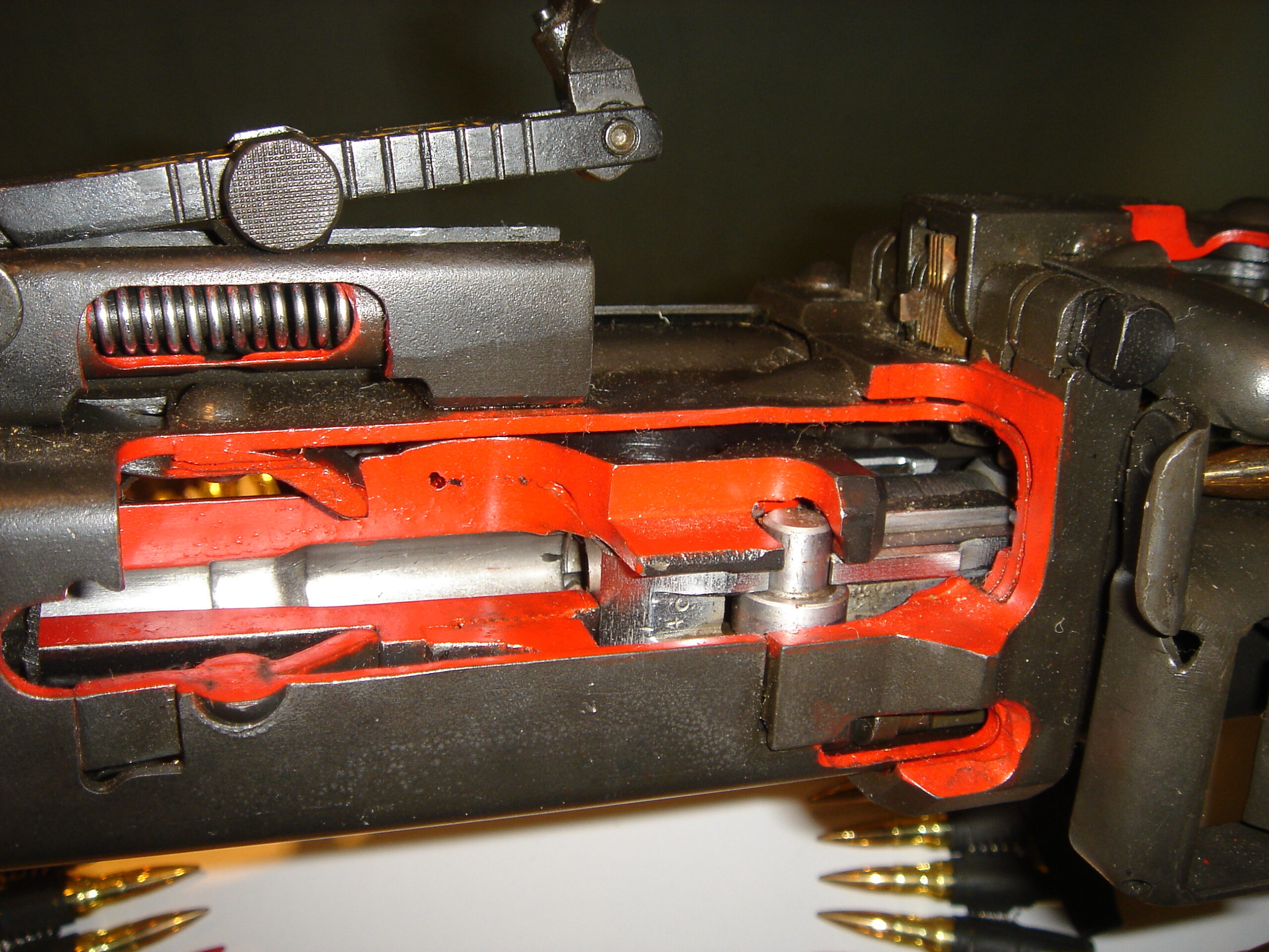 Otevřený závěrový mechanismus kulometu MG 42 s uzamykacími válečky
