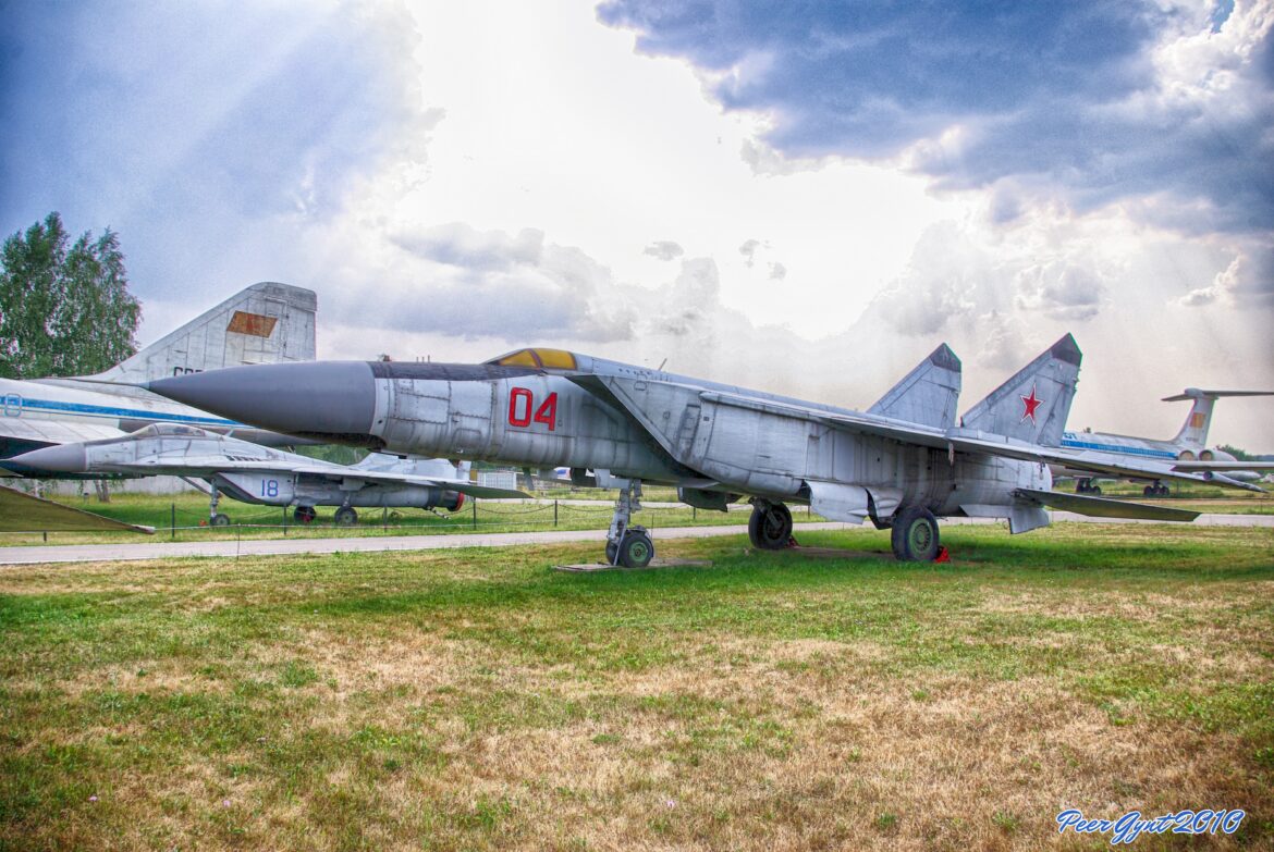 Sovětský nadzvukový stíhací letoun MiG-25 Foxbat na letištní ploše