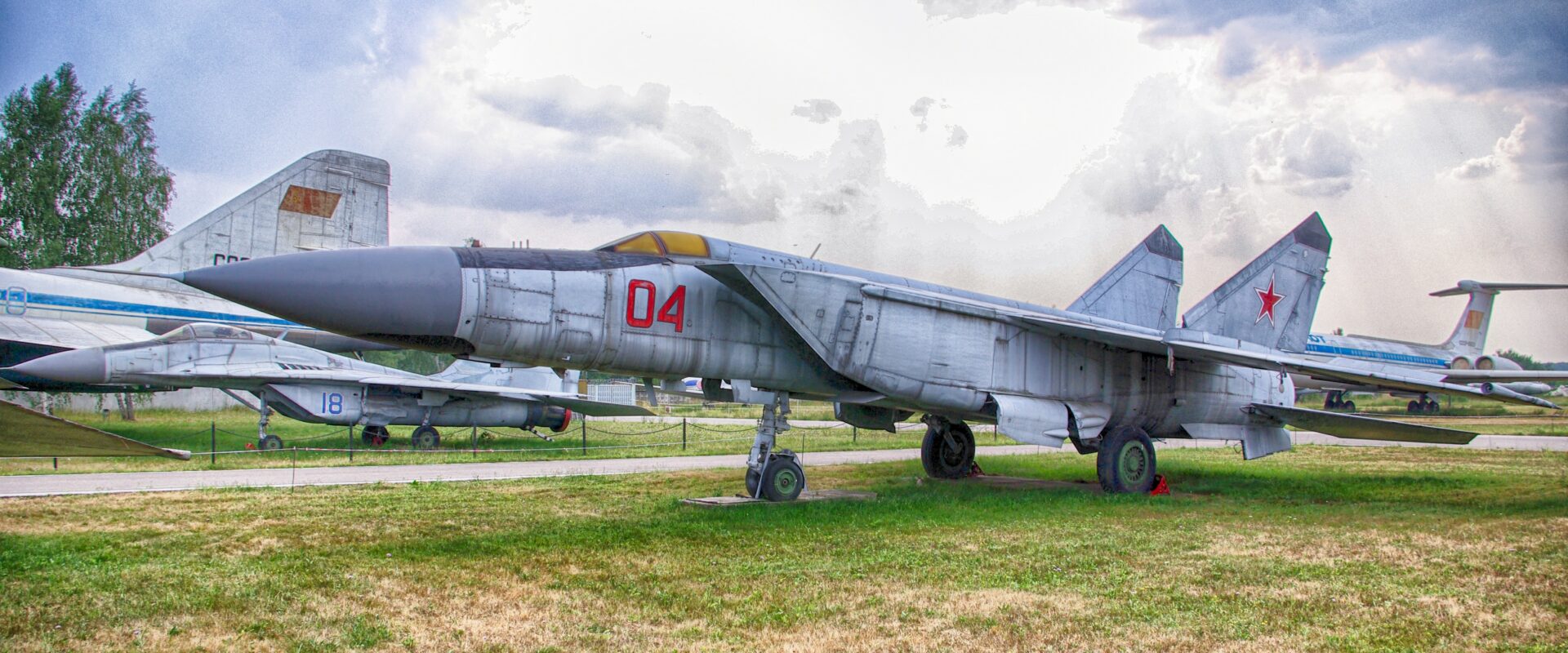 Sovětský nadzvukový stíhací letoun MiG-25 Foxbat na letištní ploše