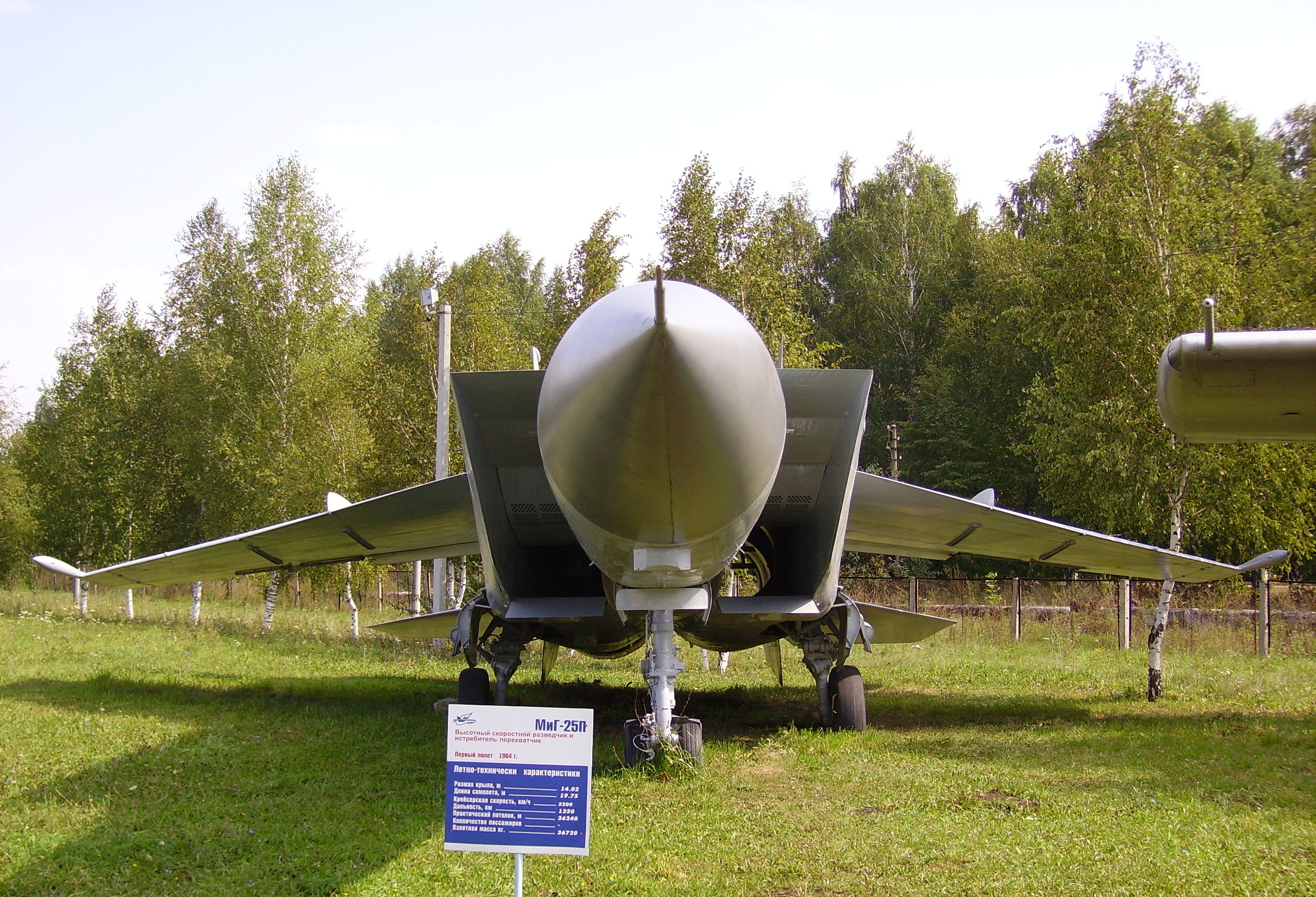 Přepadový stíhač MiG-25P v leteckém muzeu v Uljanovsku s masivním kuželem radaru