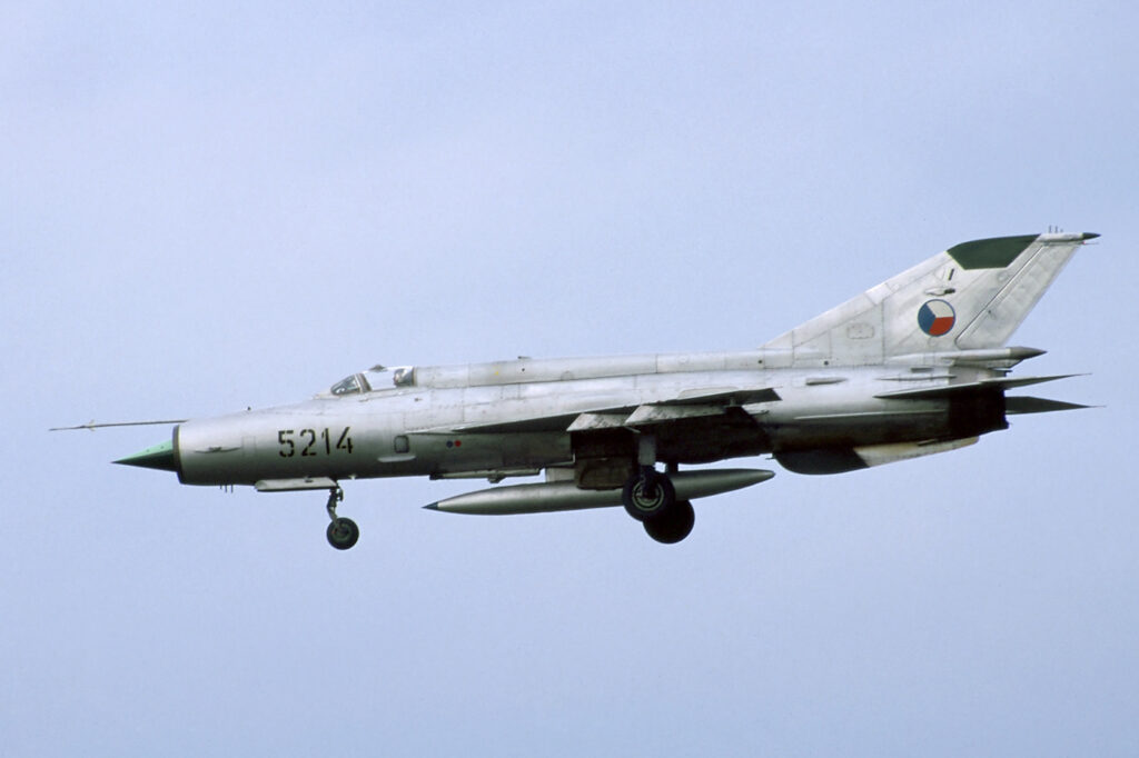 Pozdější verze MiG-21MF českého letectva s vysunutým podvozkem při přistávacím manévru, rok 1994