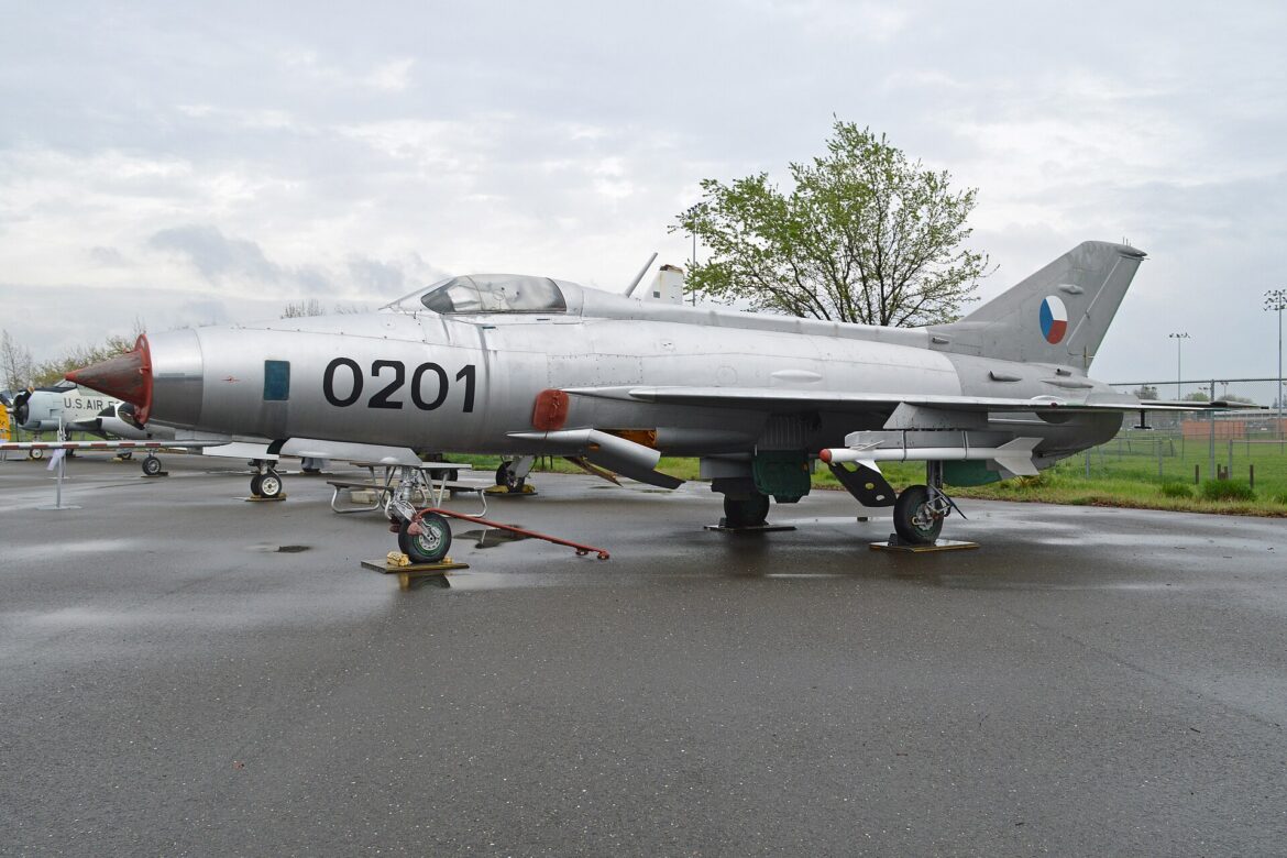 Stíhací letoun MiG-21F-13 v československých barvách s trupovým číslem 0201, boční pohled na muzejní exemplář