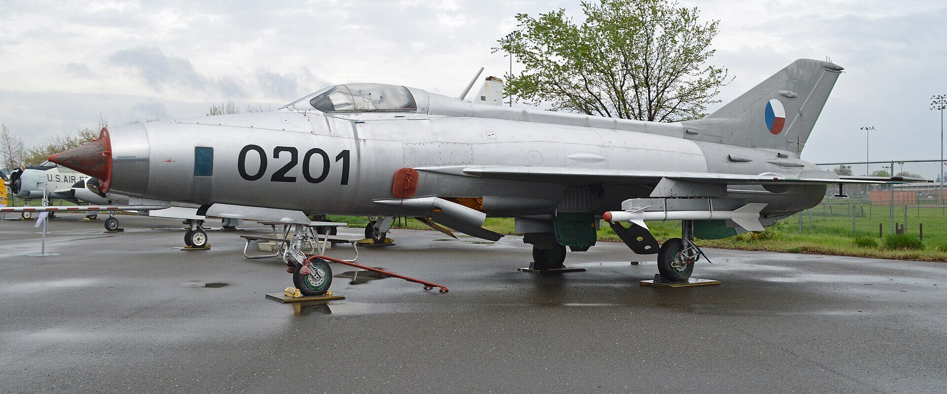 Stíhací letoun MiG-21F-13 v československých barvách s trupovým číslem 0201, boční pohled na muzejní exemplář