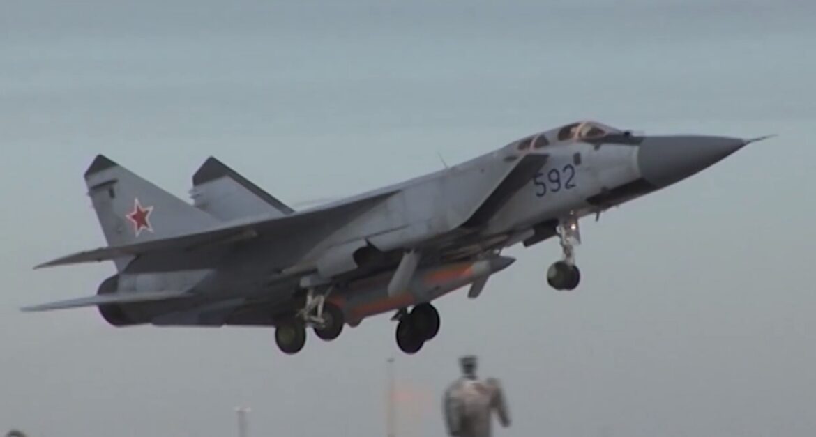 Stíhací letoun MiG-31K nesoucí pod trupem těžkou balistickou střelu Ch-47M2 Kinžal během letu