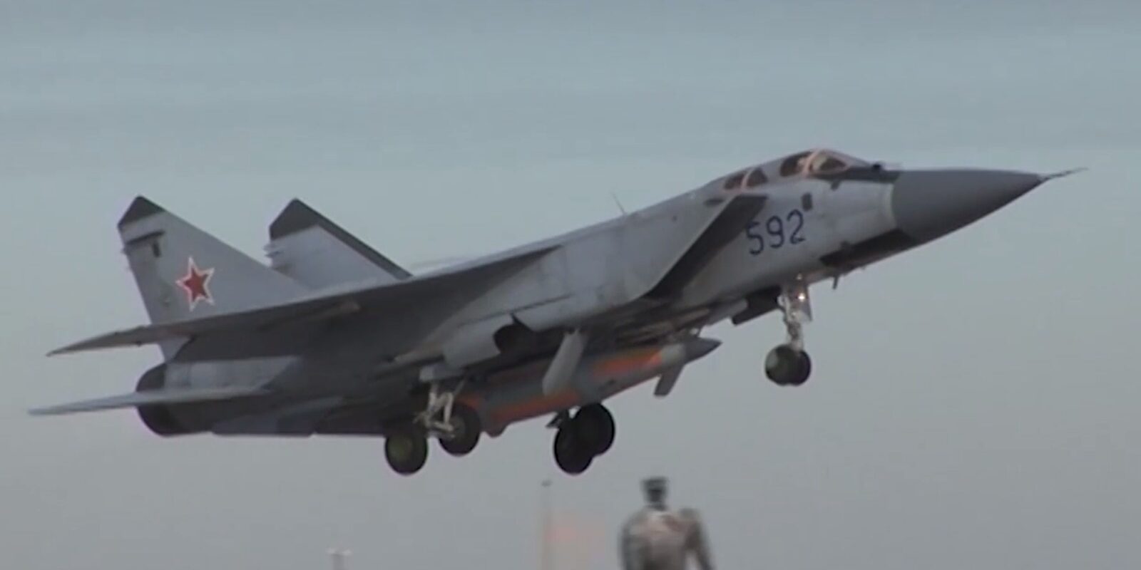 Stíhací letoun MiG-31K nesoucí pod trupem těžkou balistickou střelu Ch-47M2 Kinžal během letu