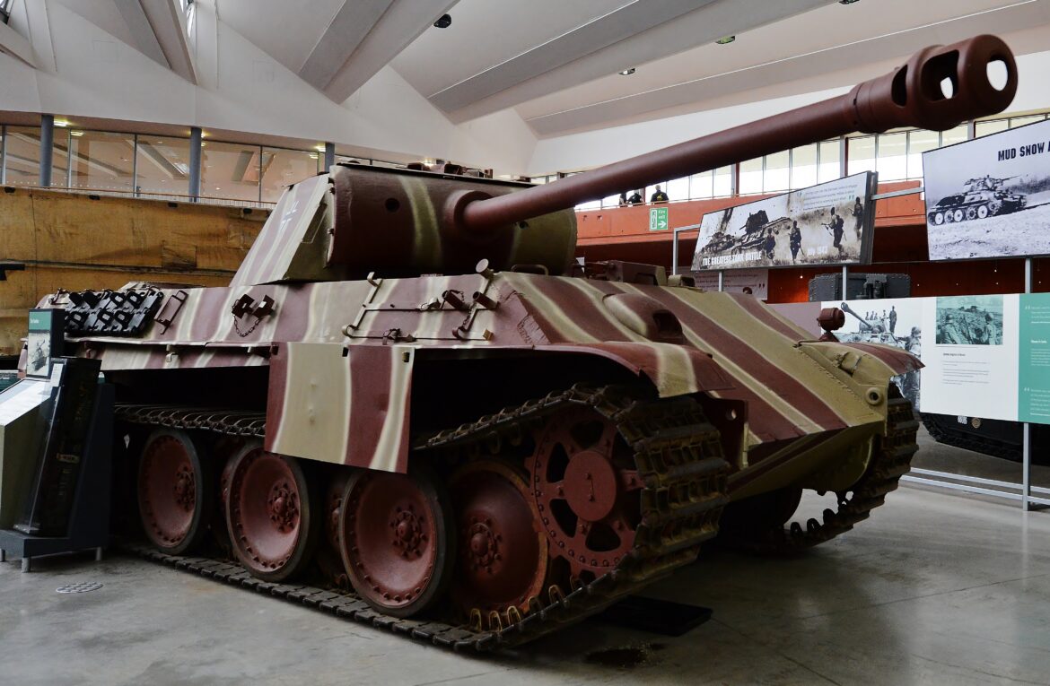 Německý druhoválečný tank Panther s dlouhým kanonem a šikmým pancířem v muzeu