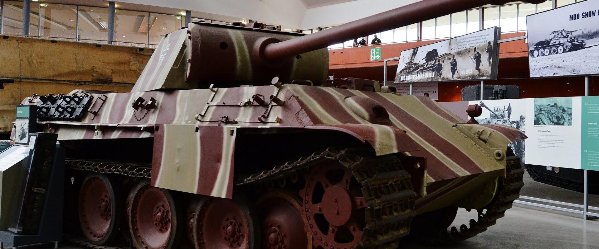 Německý druhoválečný tank Panther s dlouhým kanonem a šikmým pancířem v muzeu
