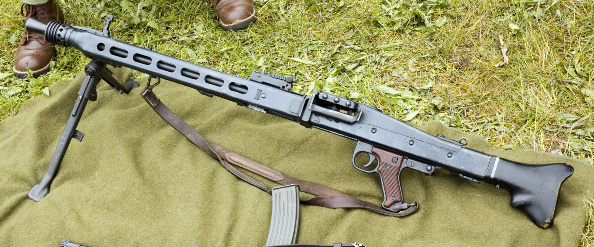 Německý univerzální kulomet MG 42 z druhé světové války s dvojnožkou