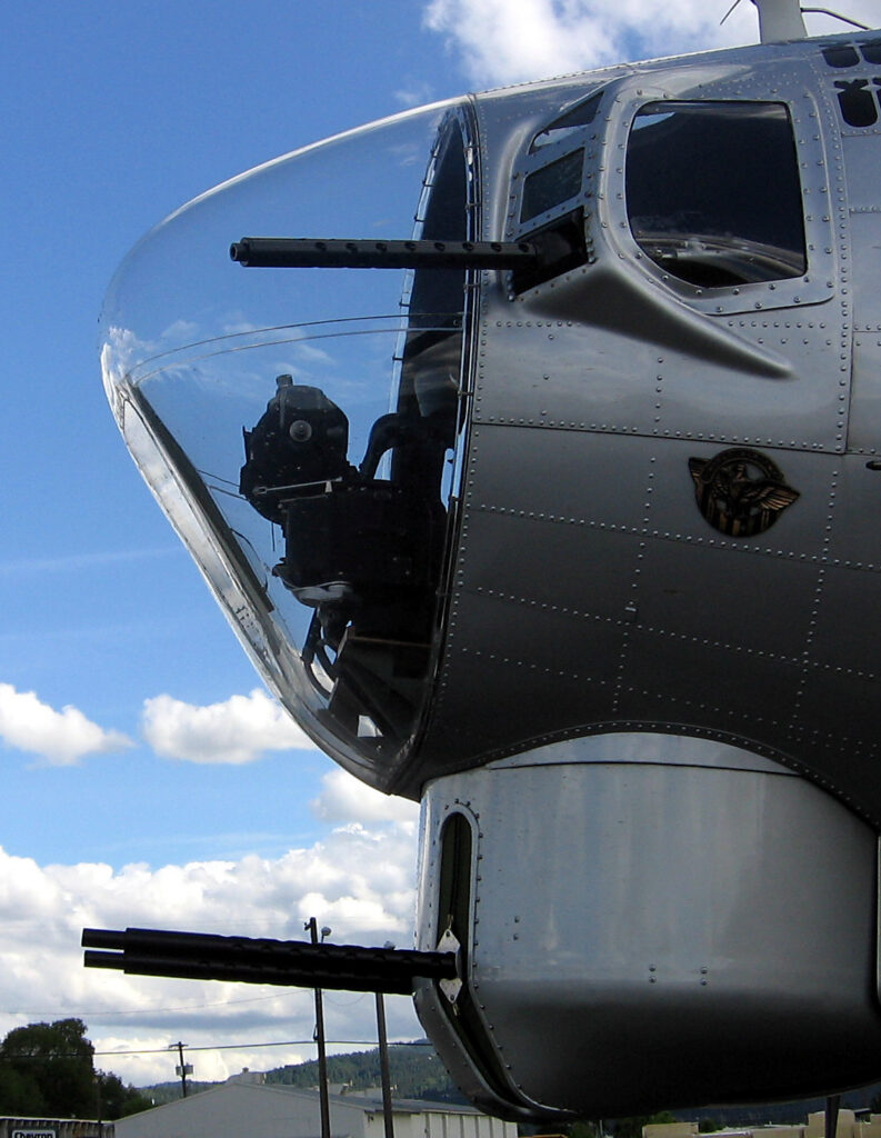 Prosklená příď bombardéru B-17 s kulomety a stanovištěm bombometčíka, pohled zvenčí