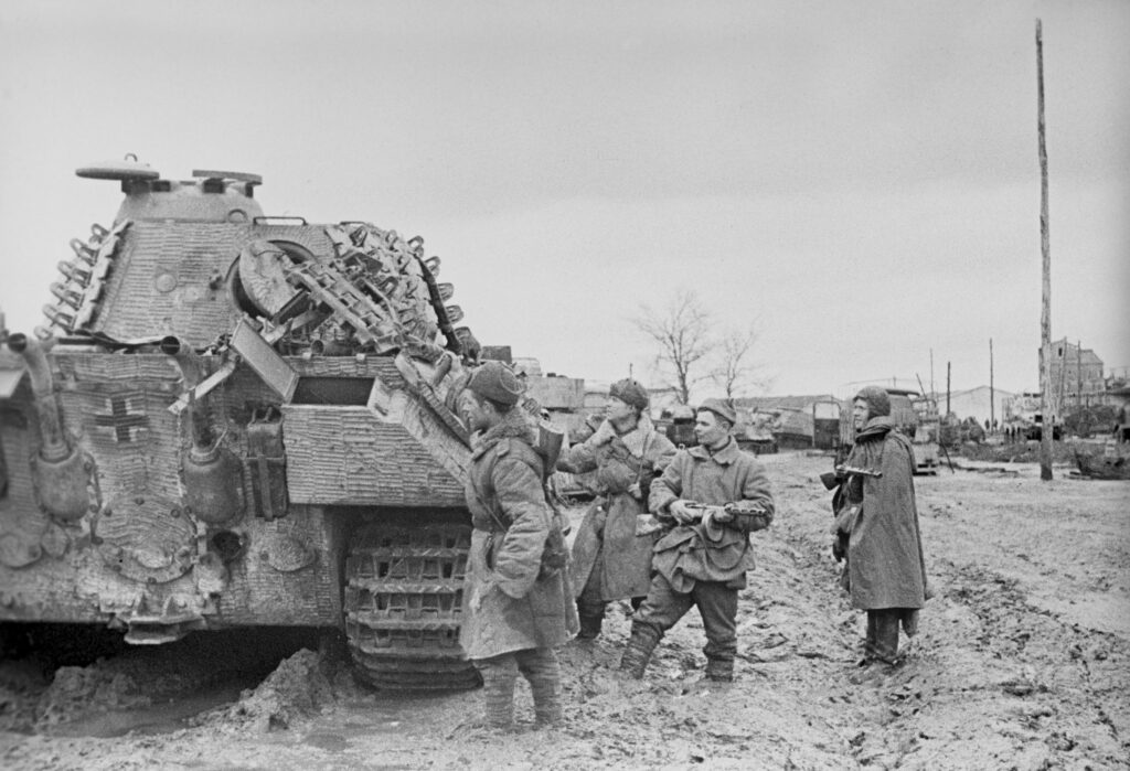 Opuštěný německý tank Panther na zasněžené polní cestě na Ukrajině v roce 1944