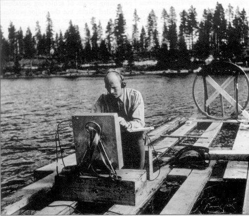 Švédští vojáci s technikou při pátrání po duchu rakety na jezeře v červenci 1946