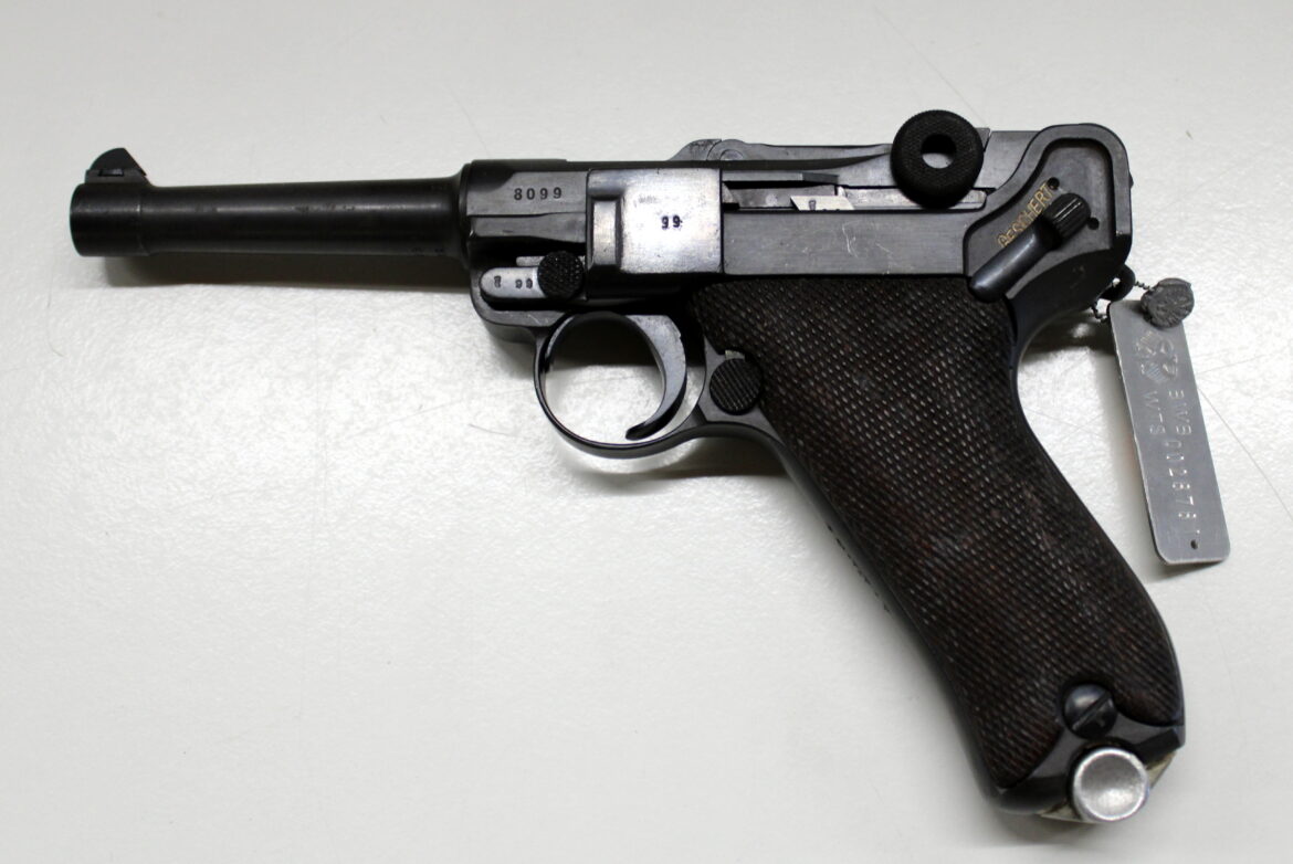 Německá samonabíjecí pistole Parabellum P.08 s charakteristickým kloubovým závěrem a dřevěnými střenkami