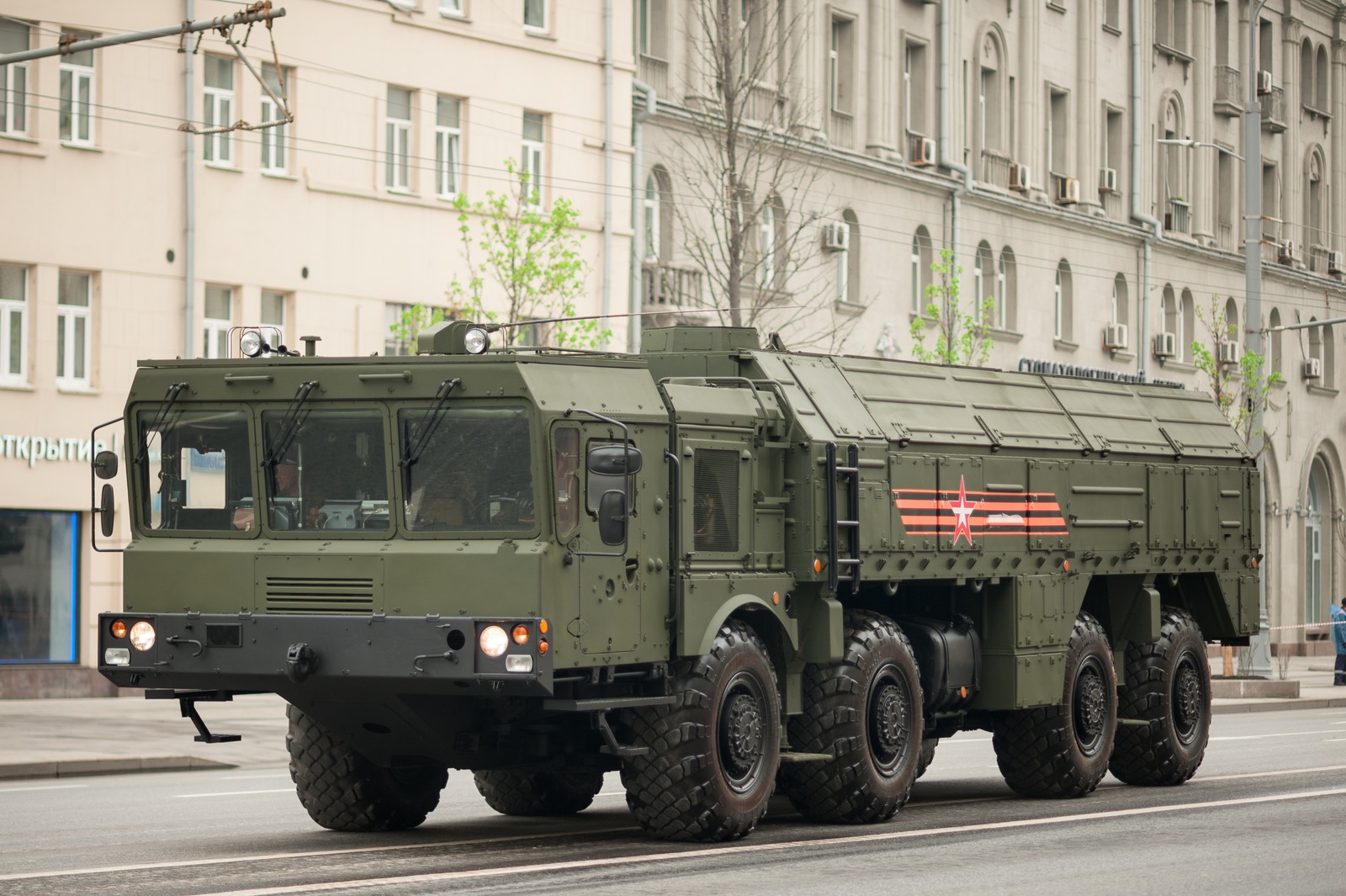 Mobilní odpalovací vozidlo 9P78-1 pozemního raketového systému Iskander-M se dvěma střelami