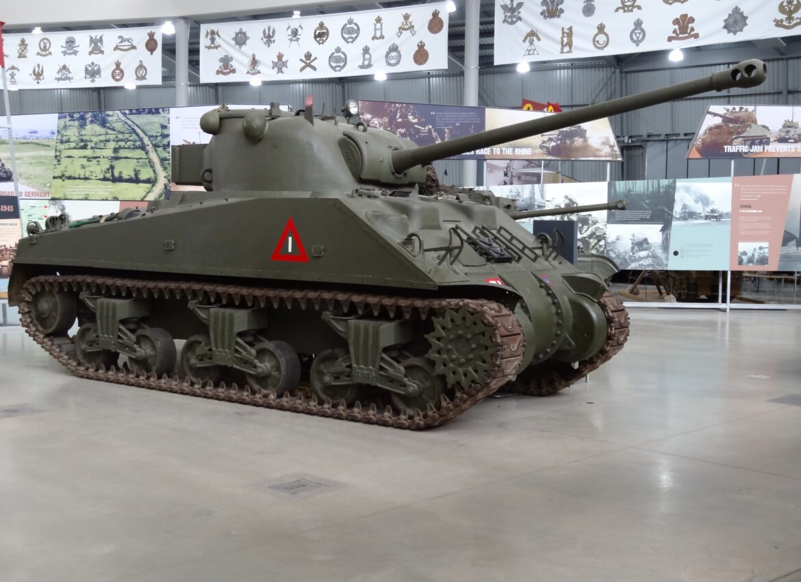 Britský druhoválečný střední tank Sherman Firefly s dlouhou hlavní a úsťovou brzdou v muzeu