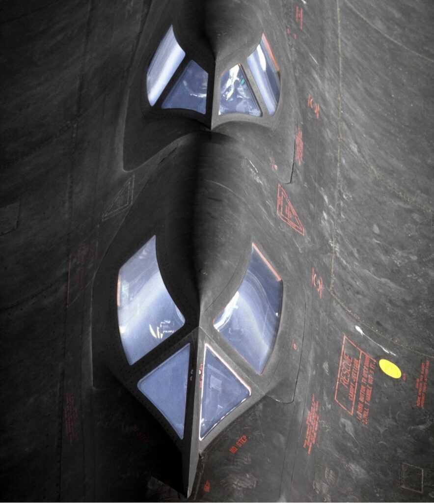 Detail přední části trupu letounu SR-71, segmentovaný a mírně zvlněný titanový potah kolem obou pilotních kabin