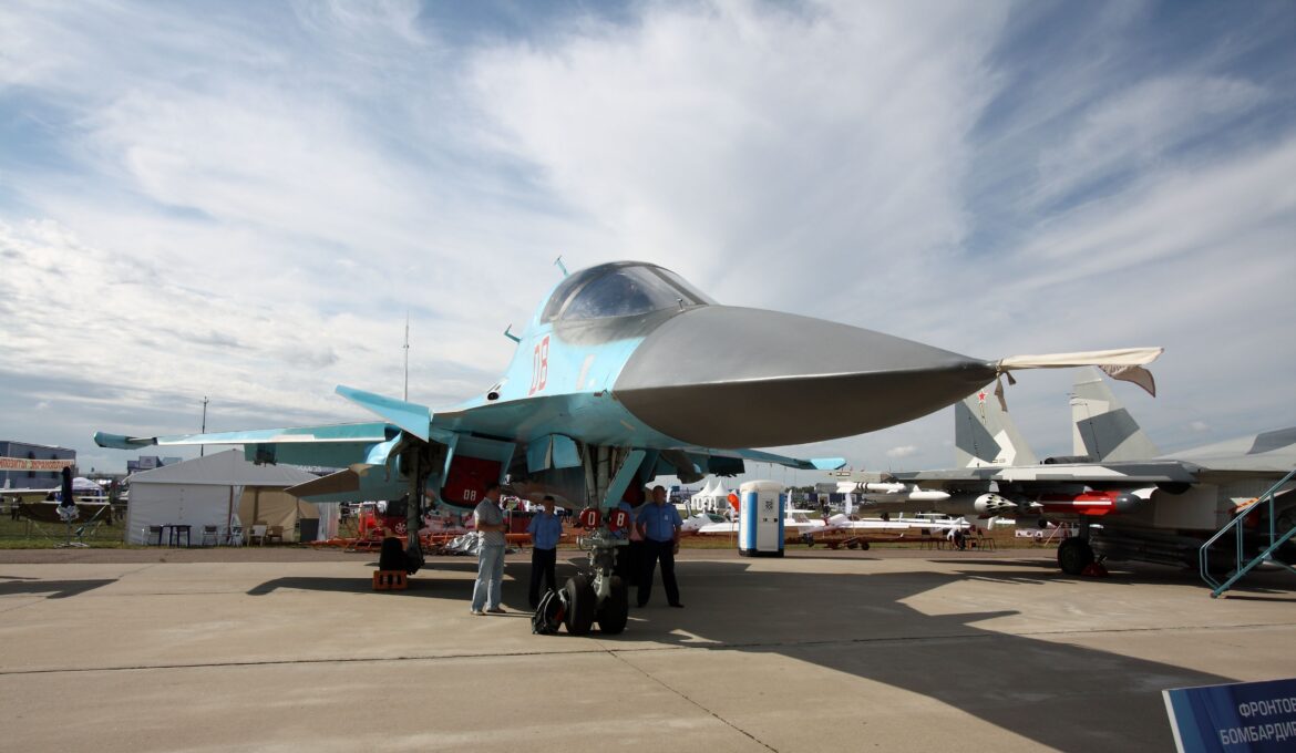 Ruský stíhací bombardér Suchoj Su-34 na letištní ploše