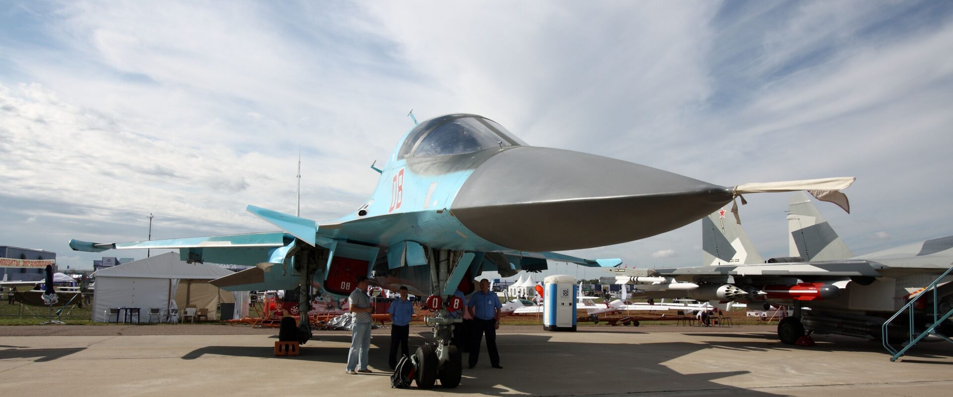 Ruský stíhací bombardér Suchoj Su-34 na letištní ploše