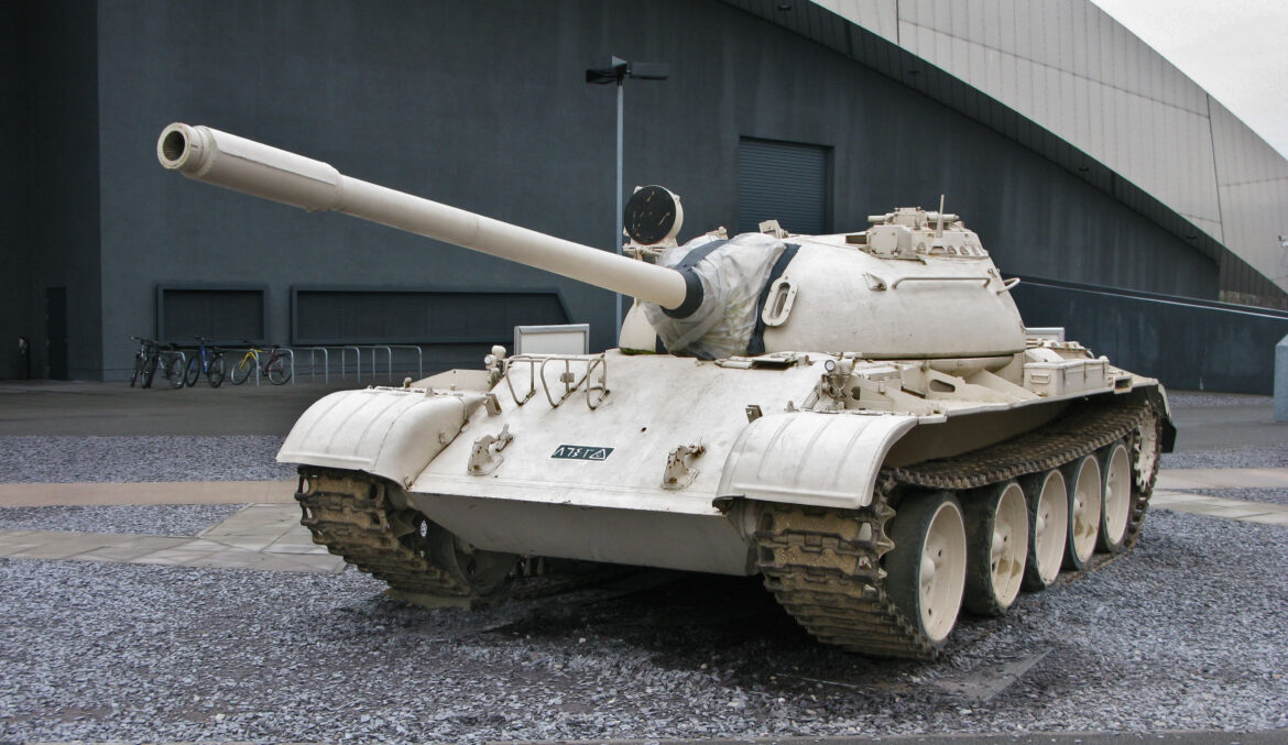 Sovětský střední tank T-55 s kanónem D-10T ráže 100 mm
