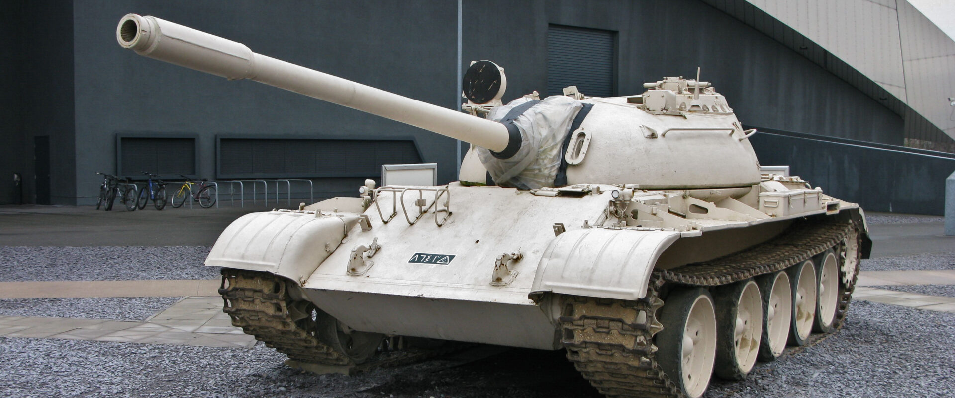 Sovětský střední tank T-55 s kanónem D-10T ráže 100 mm