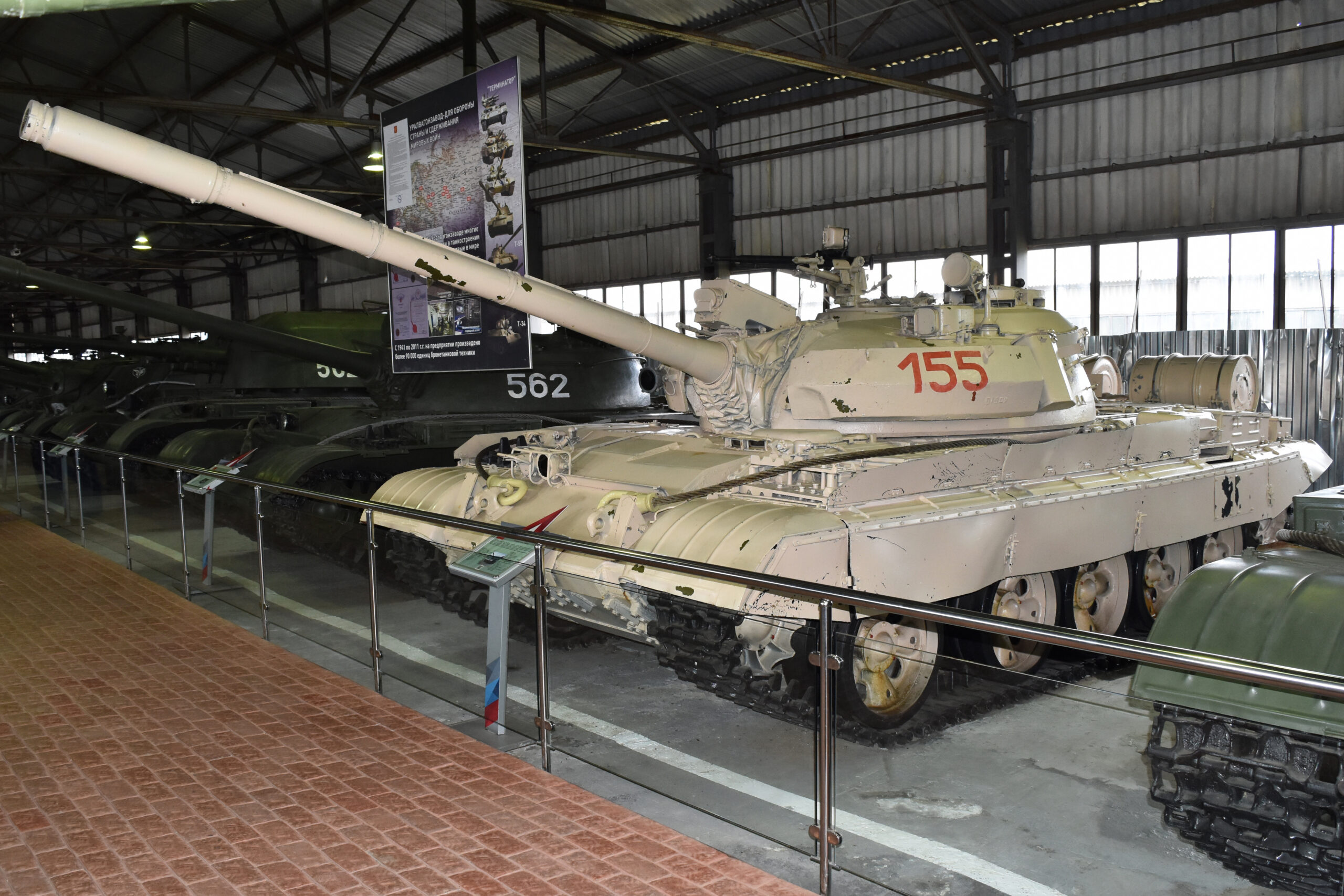 Modernizovaný střední tank T-55AM s přídavným pancéřováním věže v muzeu