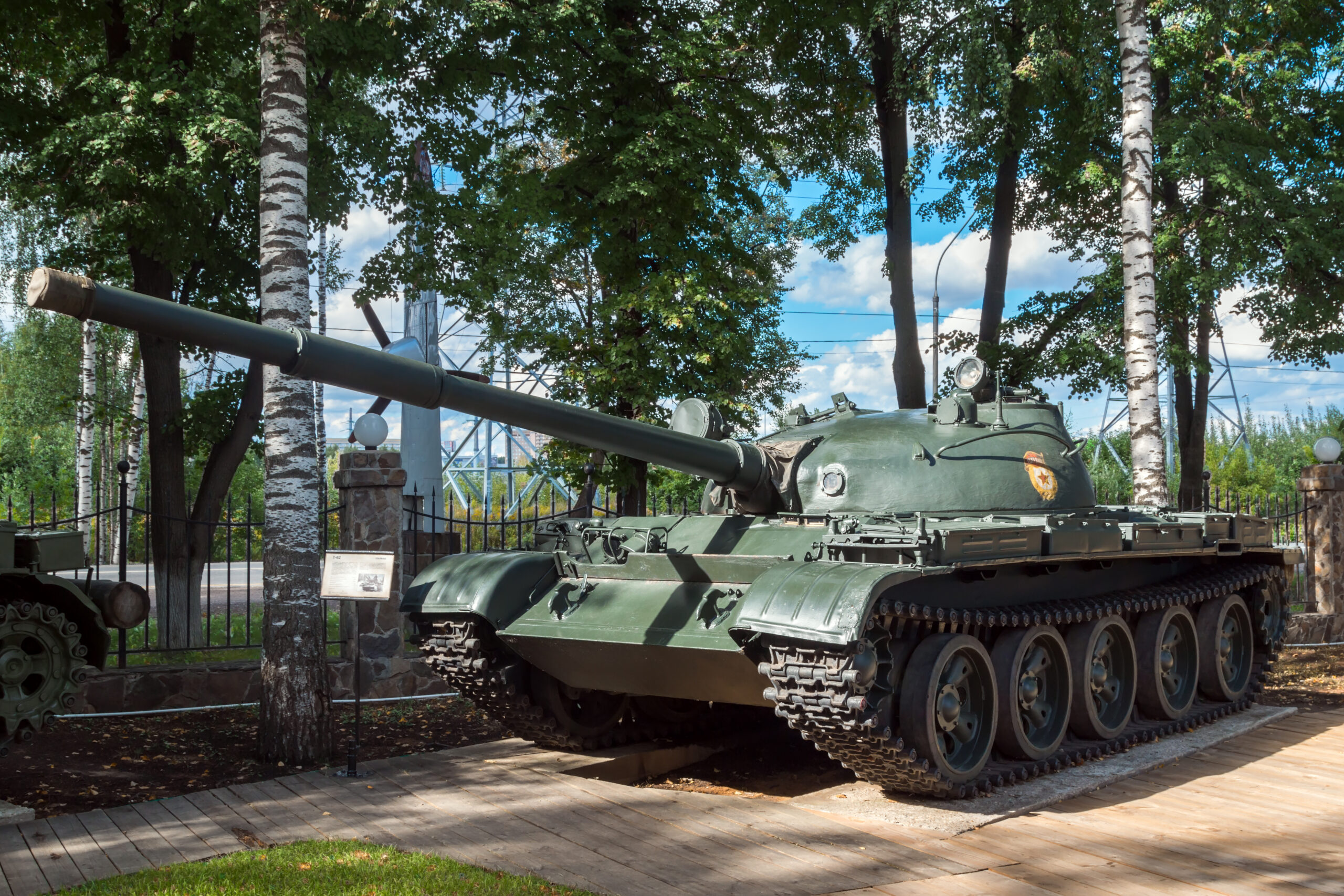 Tank T-62 s hladce vrtaným kanónem ráže 115 mm vystavený v expozici vojenské techniky
