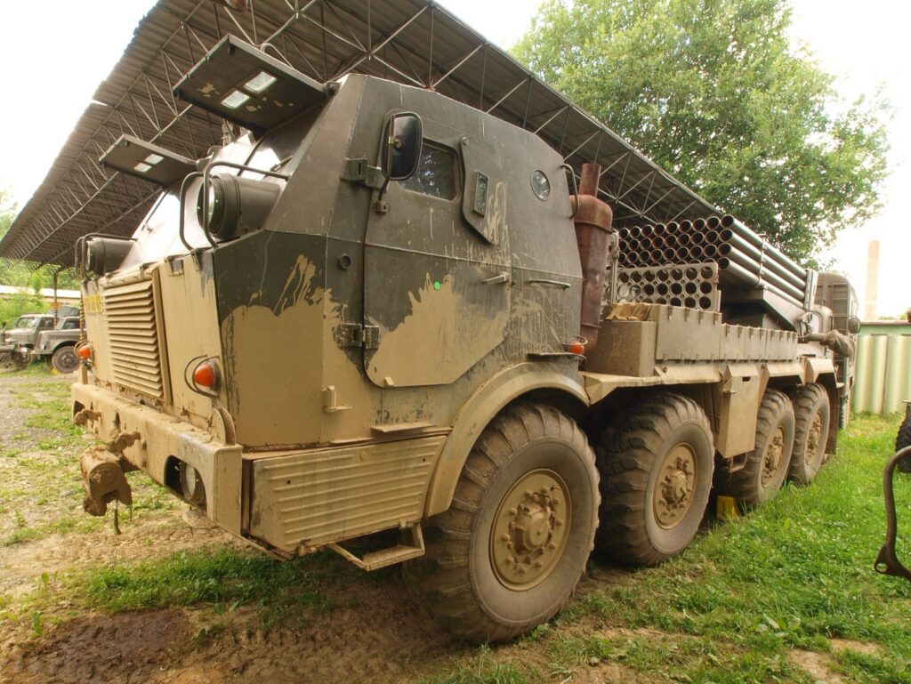 Raketomet RM-70 na osmikolovém podvozku Tatry 813, se sklopnými odpalovacími rampami a pancéřovanou kabinou