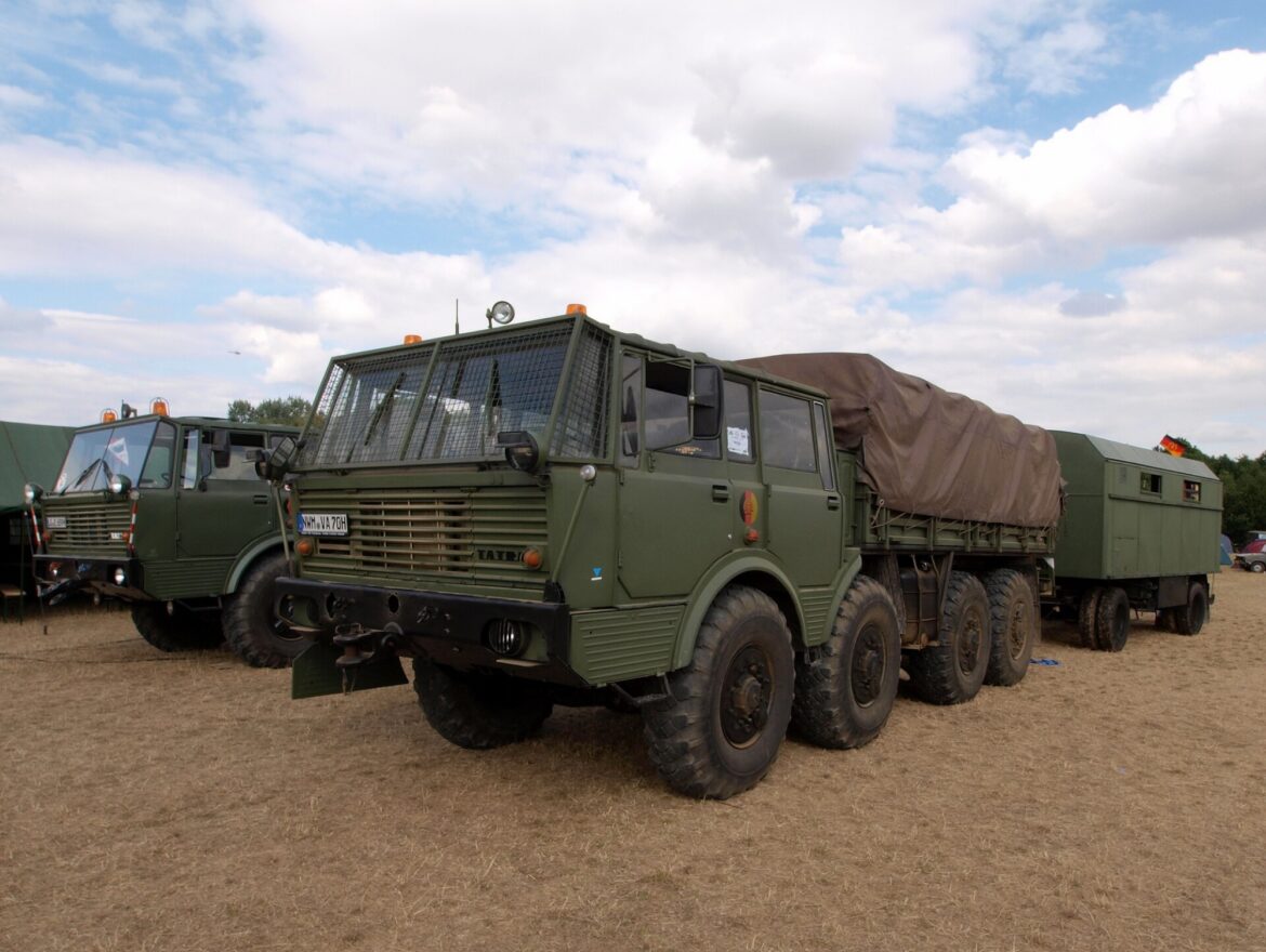 Vojenská Tatra 813 8×8 s plachtovou nástavbou, pohled zepředu a z boku.