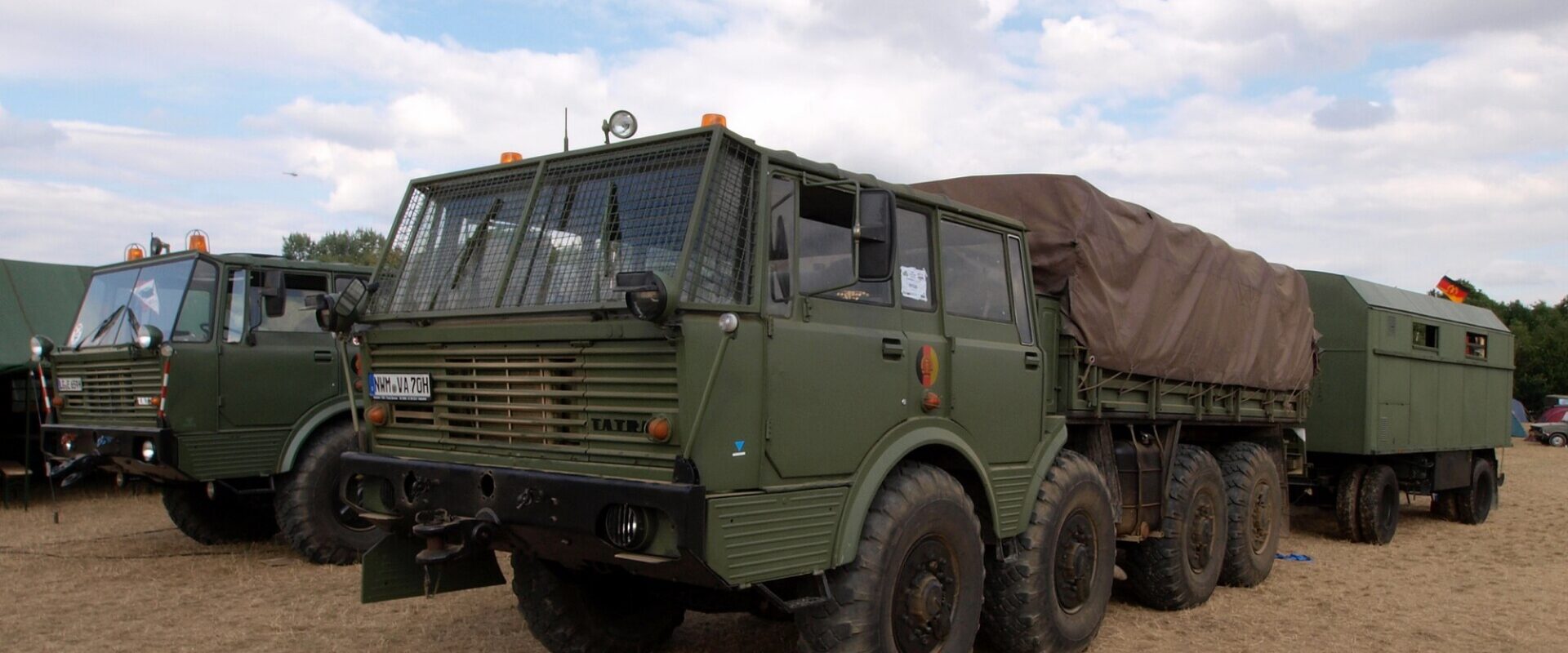 Vojenská Tatra 813 8×8 s plachtovou nástavbou, pohled zepředu a z boku.