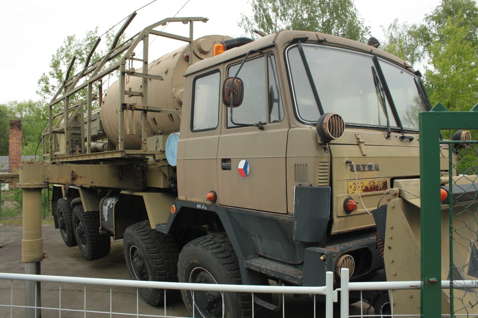 Detail kabiny těžkého nákladního vozu Tatra a mechanických podpěr anténního systému Tamara