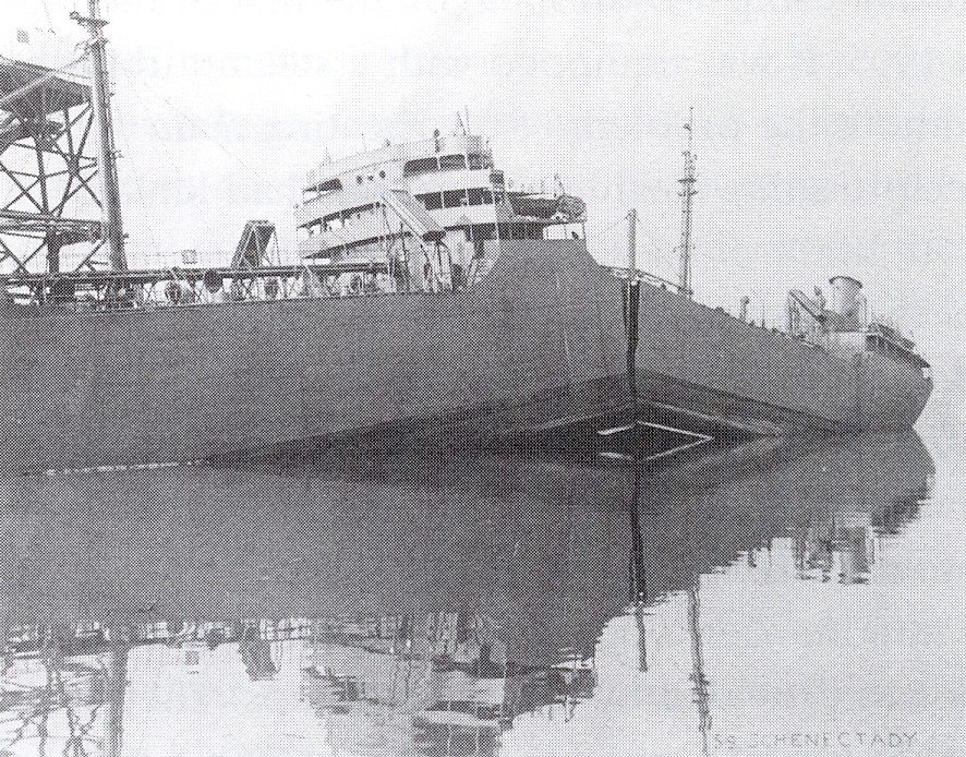 Tanker Schenectady rozlomený vedví u mola
