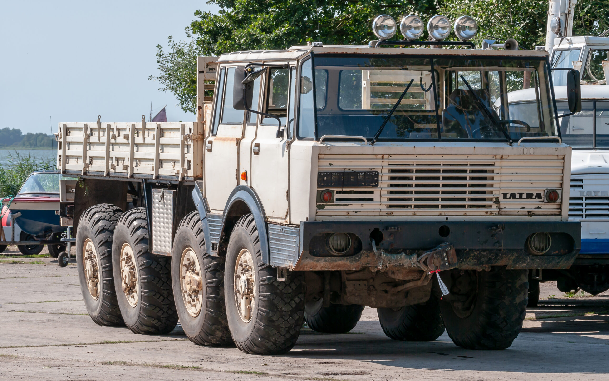 Detail přední masky těžkého nákladního automobilu Tatra 813